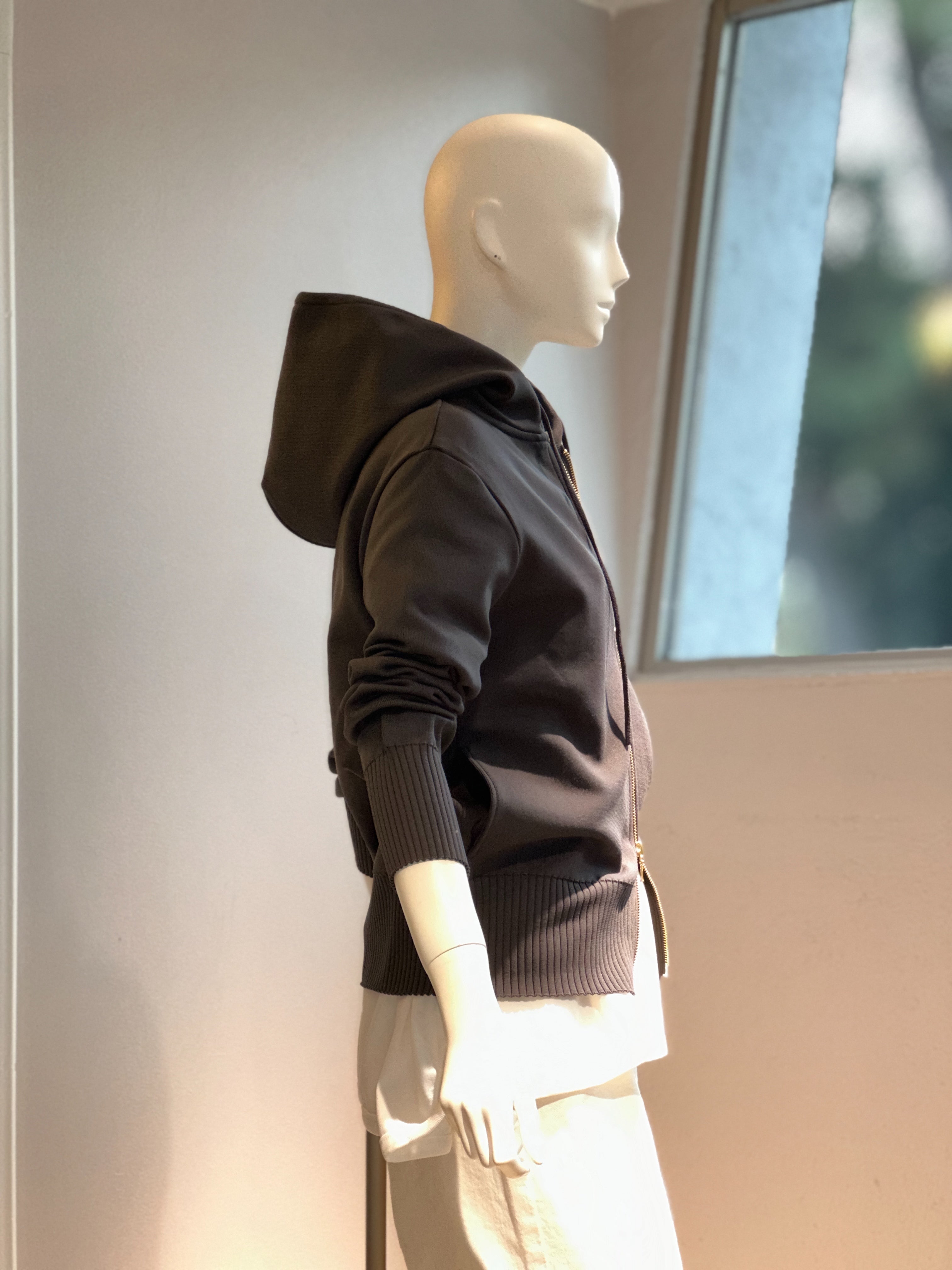 【コーデセット】ケーブルニットカーディガン(スカイブルー×グレー)×フィットテックパーカー (ブラック)×サイドスナップカットソー×ホワイトデニム
