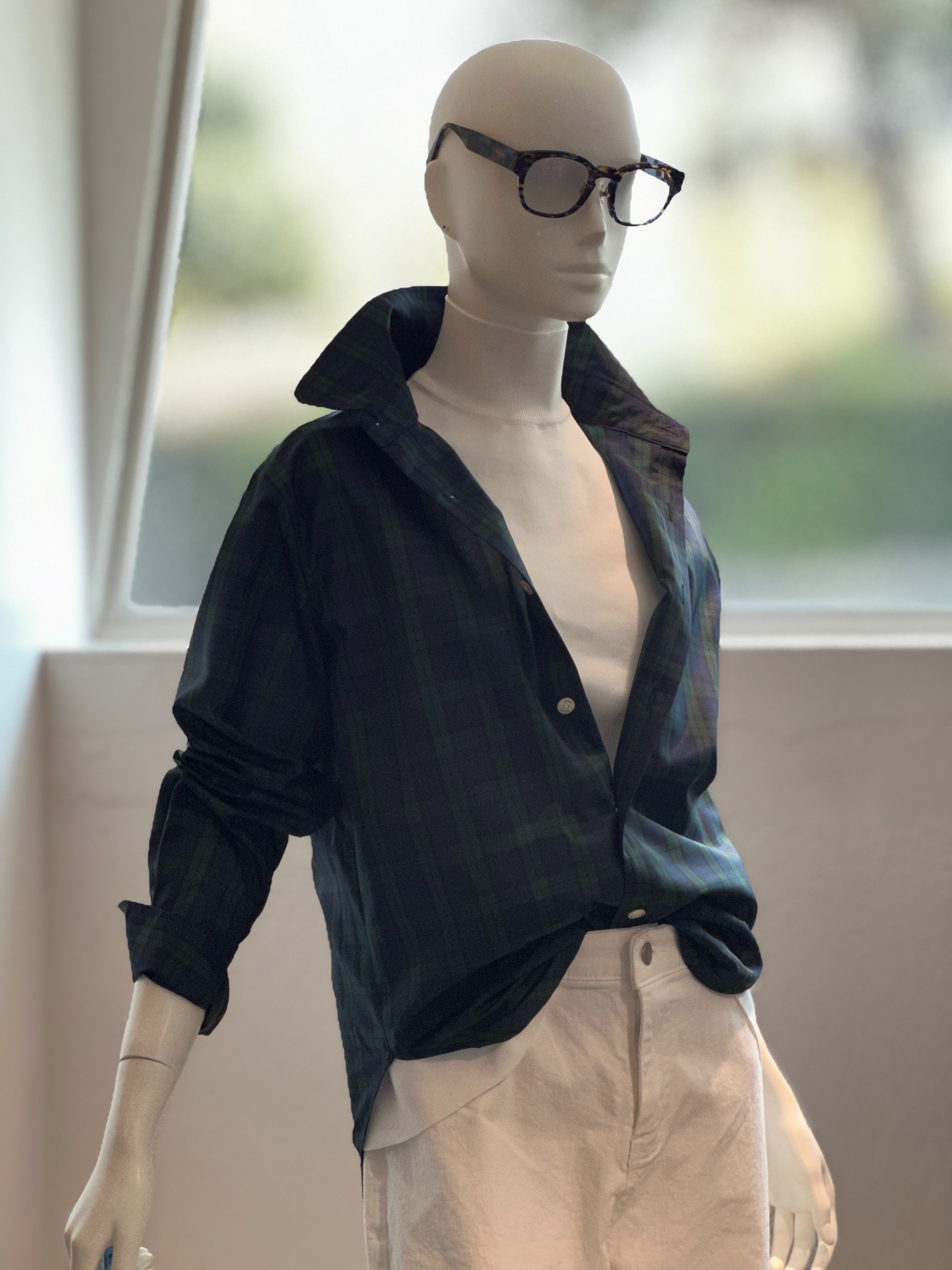 【コーデセット】ラウンドカラーシャツ(グリーン×ネイビー)×ハイネックフレンチAラインニット(ホワイト)×ホワイトデニム