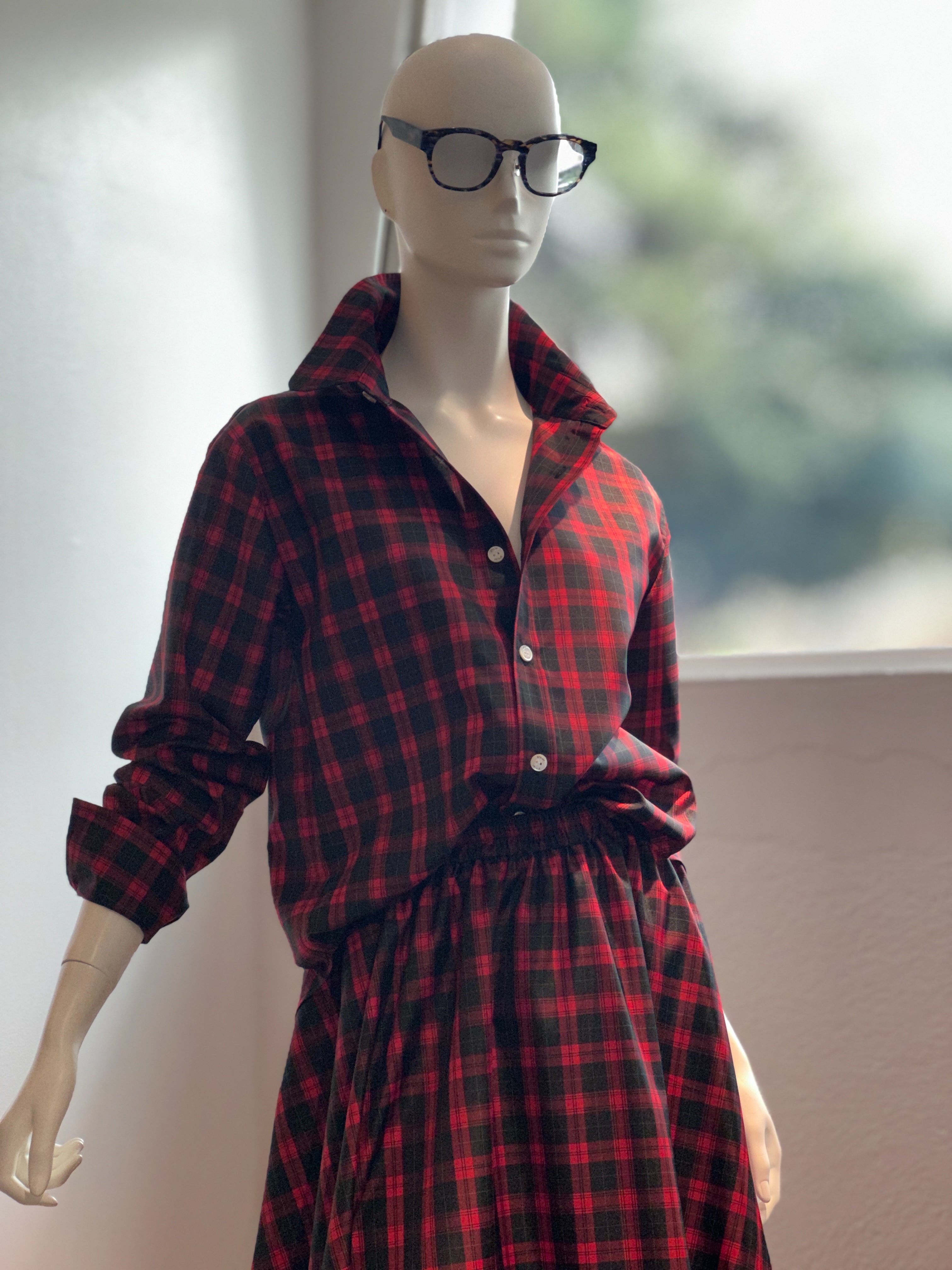 【コーデセット】ラウンドカラーシャツ(レッド×ブラック)×チェックティアードスカート(レッド×ブラック)
