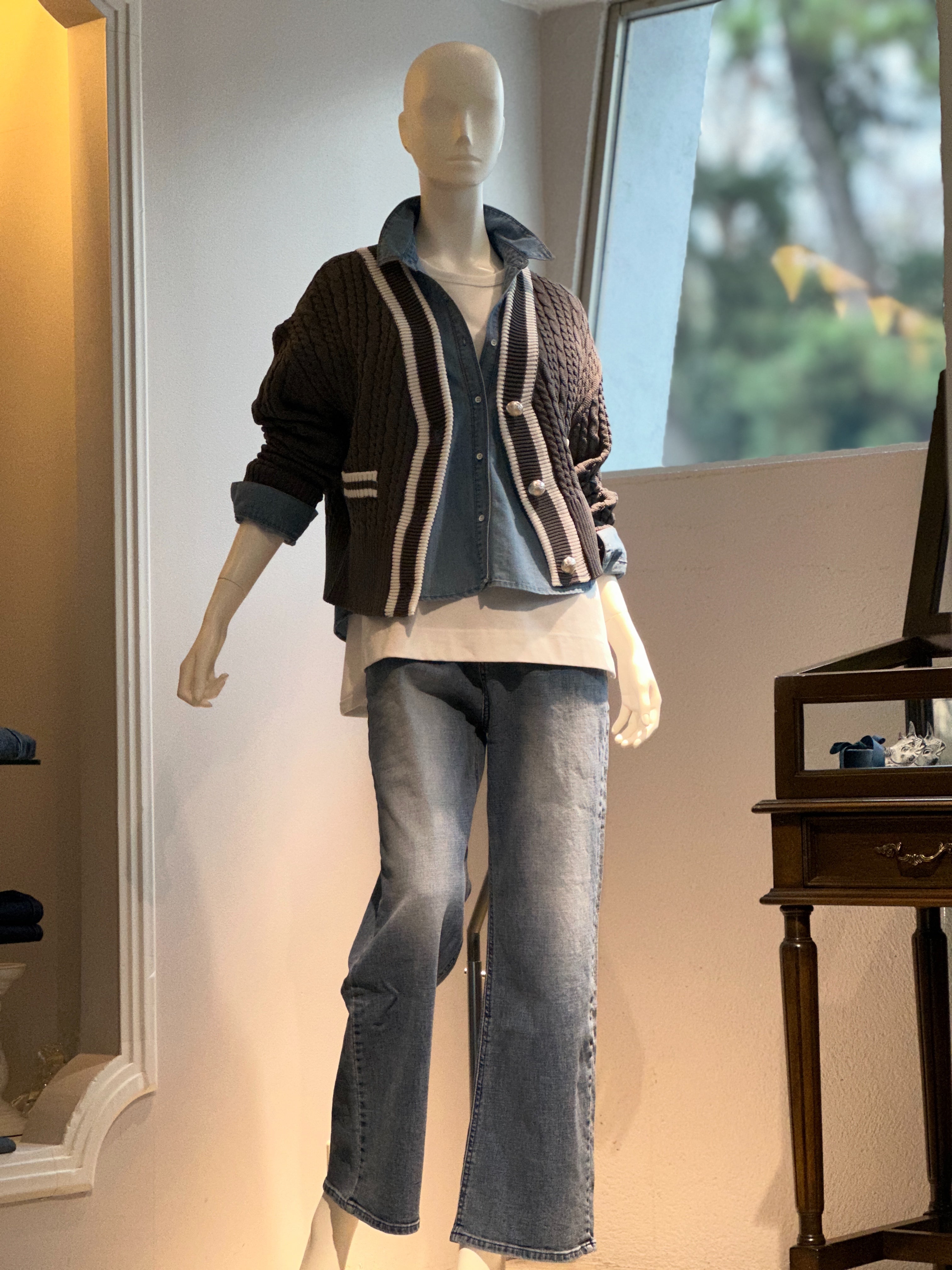 【コーデセット】ケーブルニットカーディガン(グレー×ホワイト)×ショートダンガリーシャツ(ライト)×サイドスナップカットソー×タイトストレートデニム(ライトブルー)