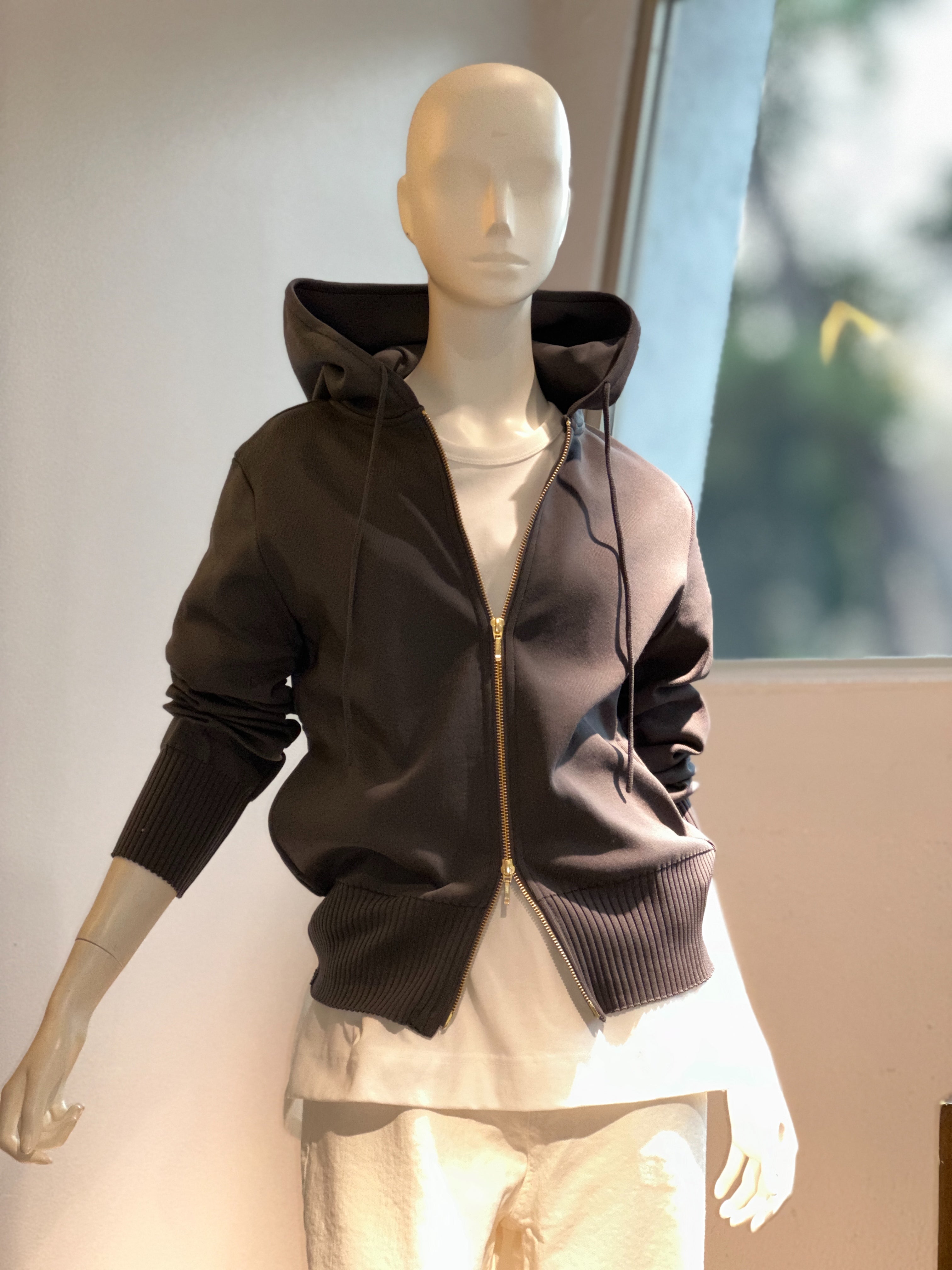 【コーデセット】ケーブルニットカーディガン(スカイブルー×グレー)×フィットテックパーカー (ブラック)×サイドスナップカットソー×ホワイトデニム