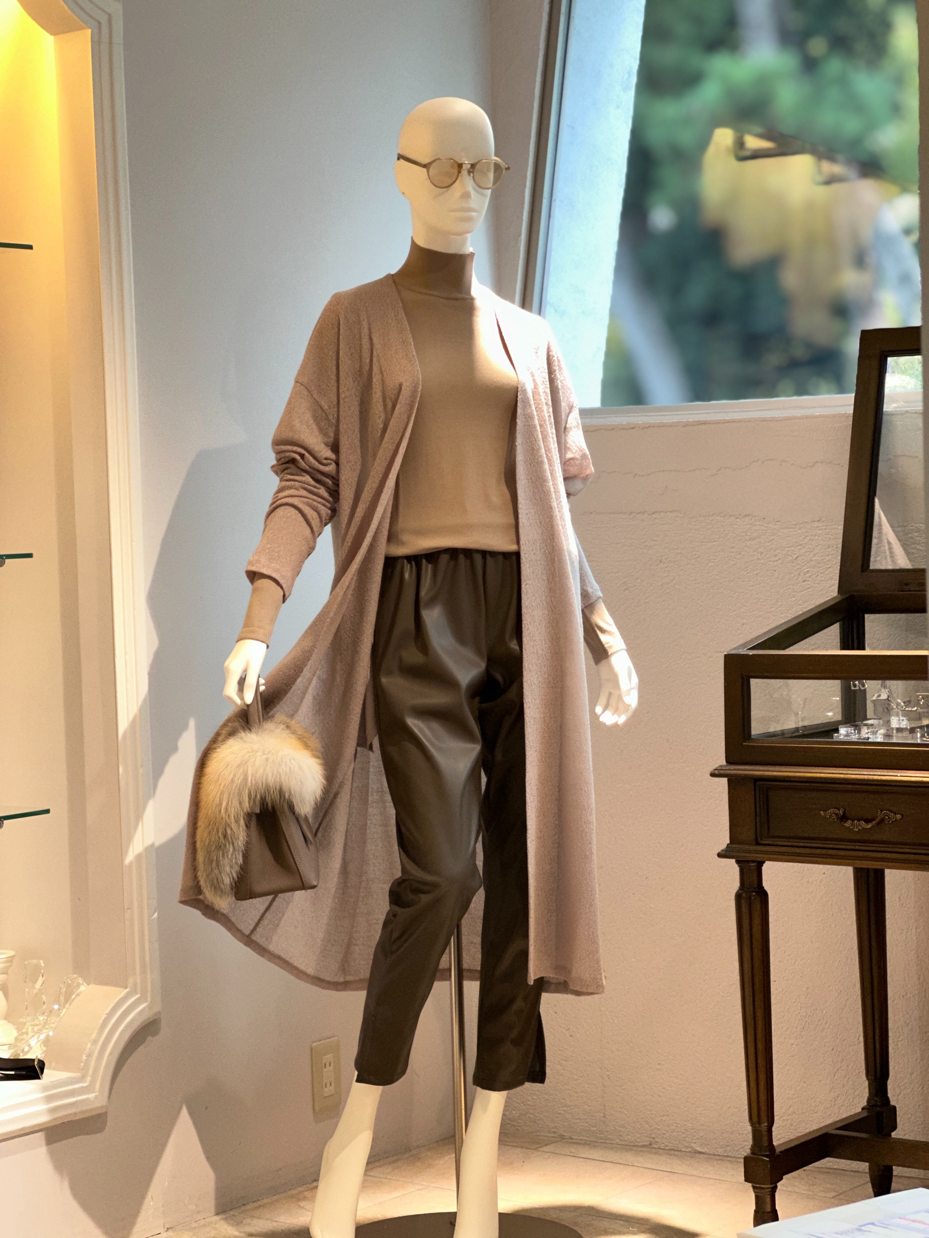 【コーデセット】ニットカットロングカーディガン×バラライカハイネックニット×フェイクレザースリットジョガーパンツ