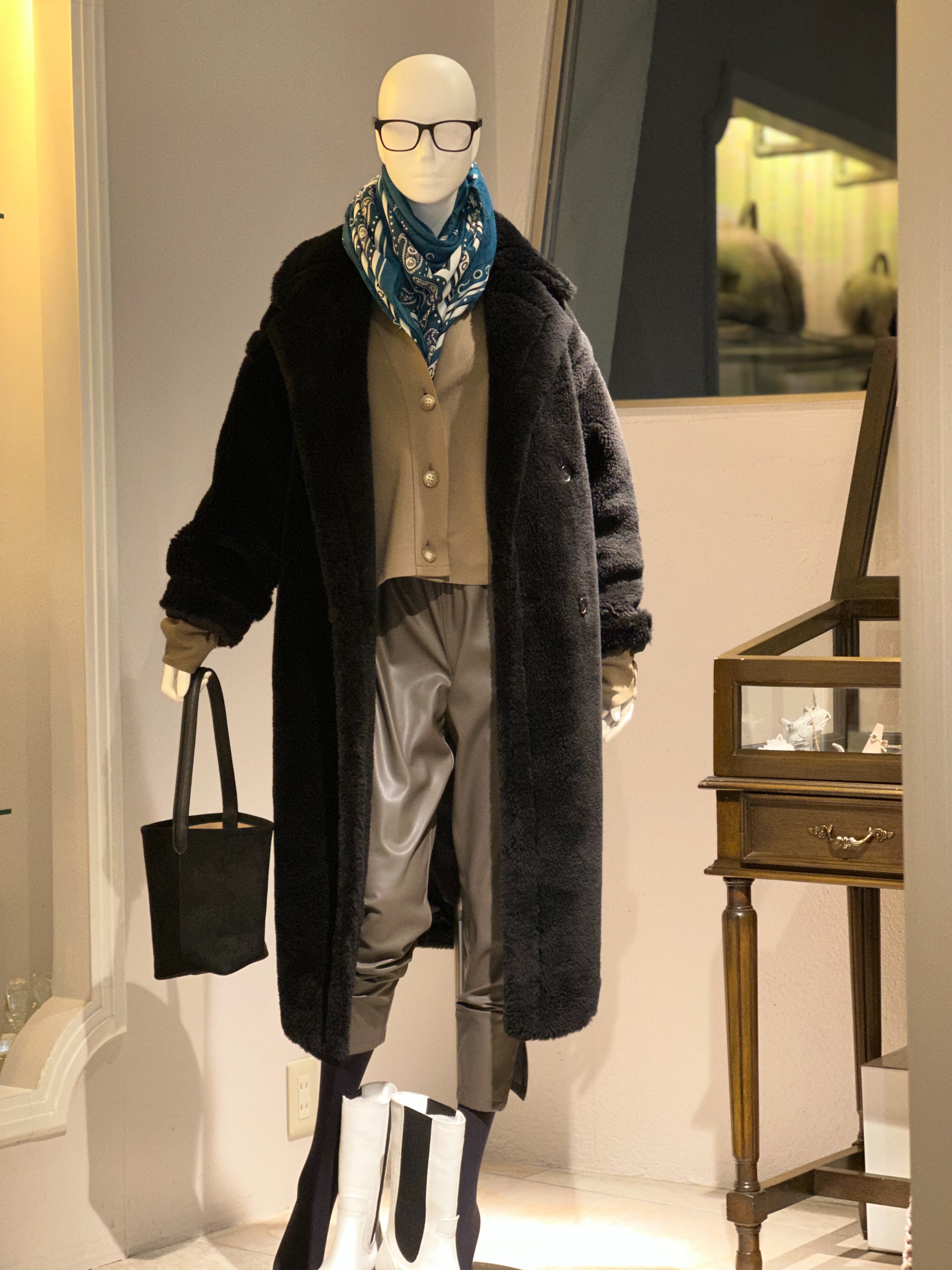 【コーデセット】ウールボアコート×カシミアシルクストール×ショートカーディガン×フェイクレザースリットジョガーパンツ