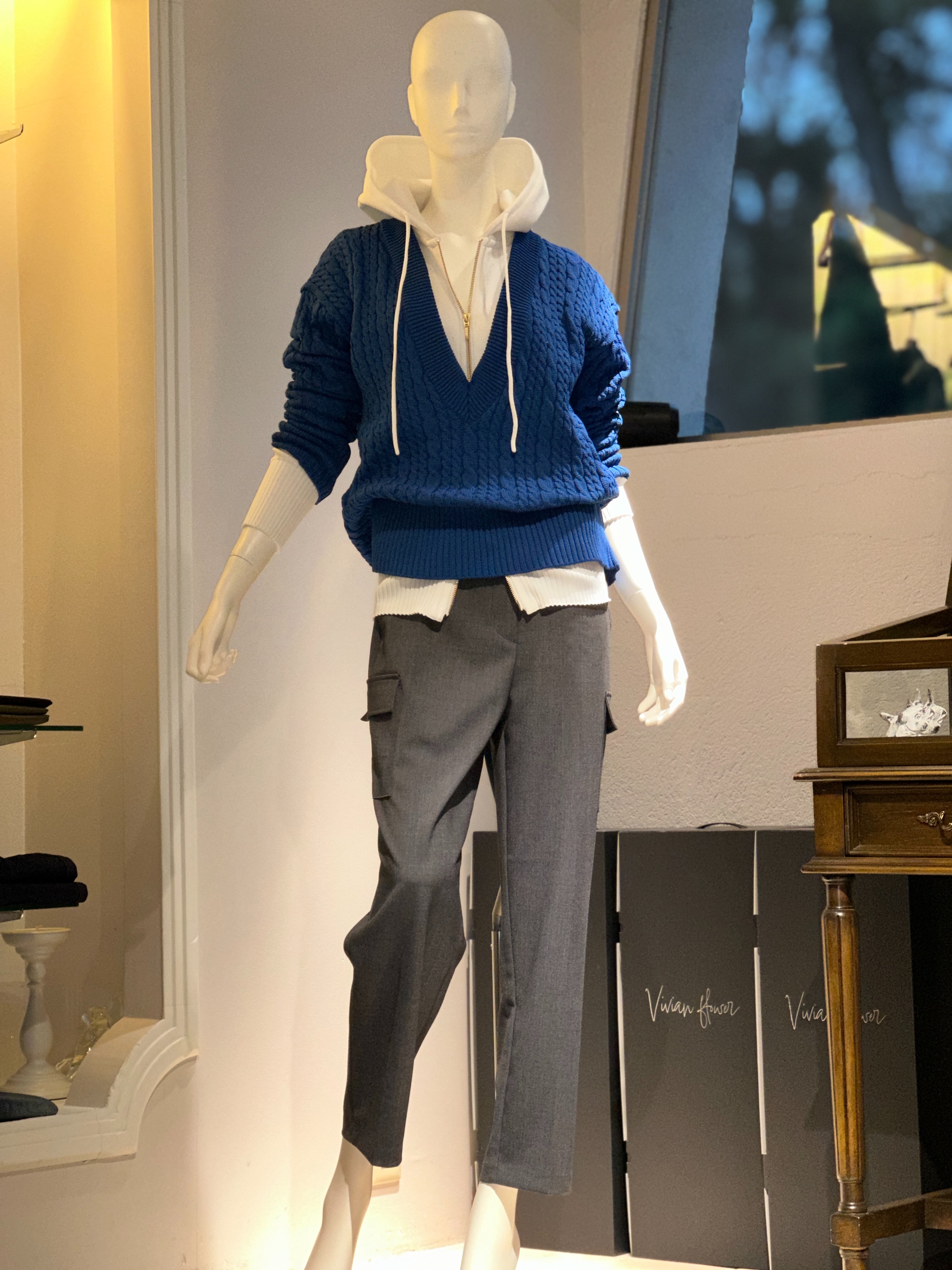 【コーデセット】ケーブルニットVネック(ブルーグリーン)×フィットテックパーカー (ホワイト)×クロップドカーゴパンツ(グレー)