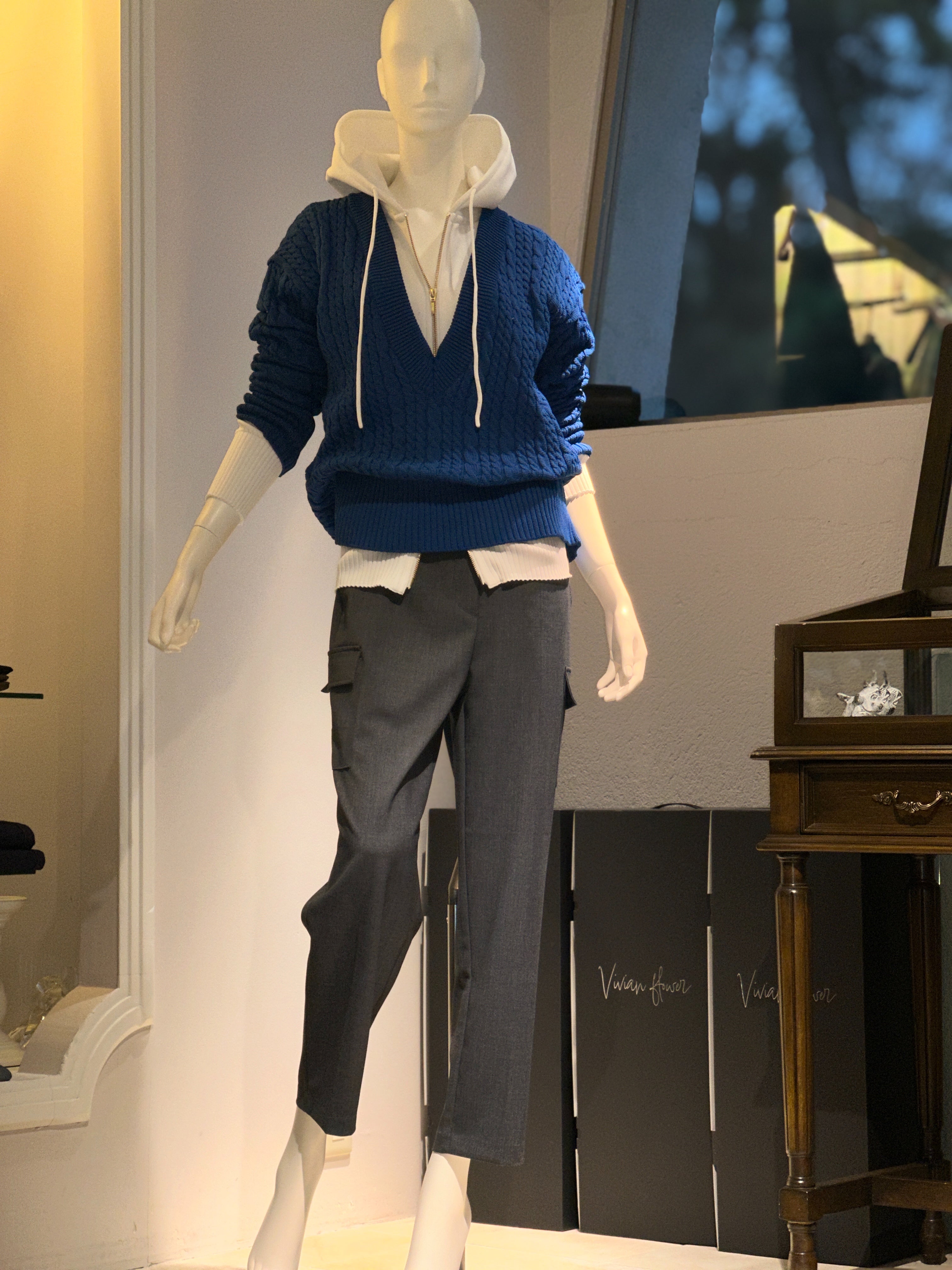 【コーデセット】ケーブルニットVネック(ブルーグリーン)×フィットテックパーカー (ホワイト)×クロップドカーゴパンツ(グレー)