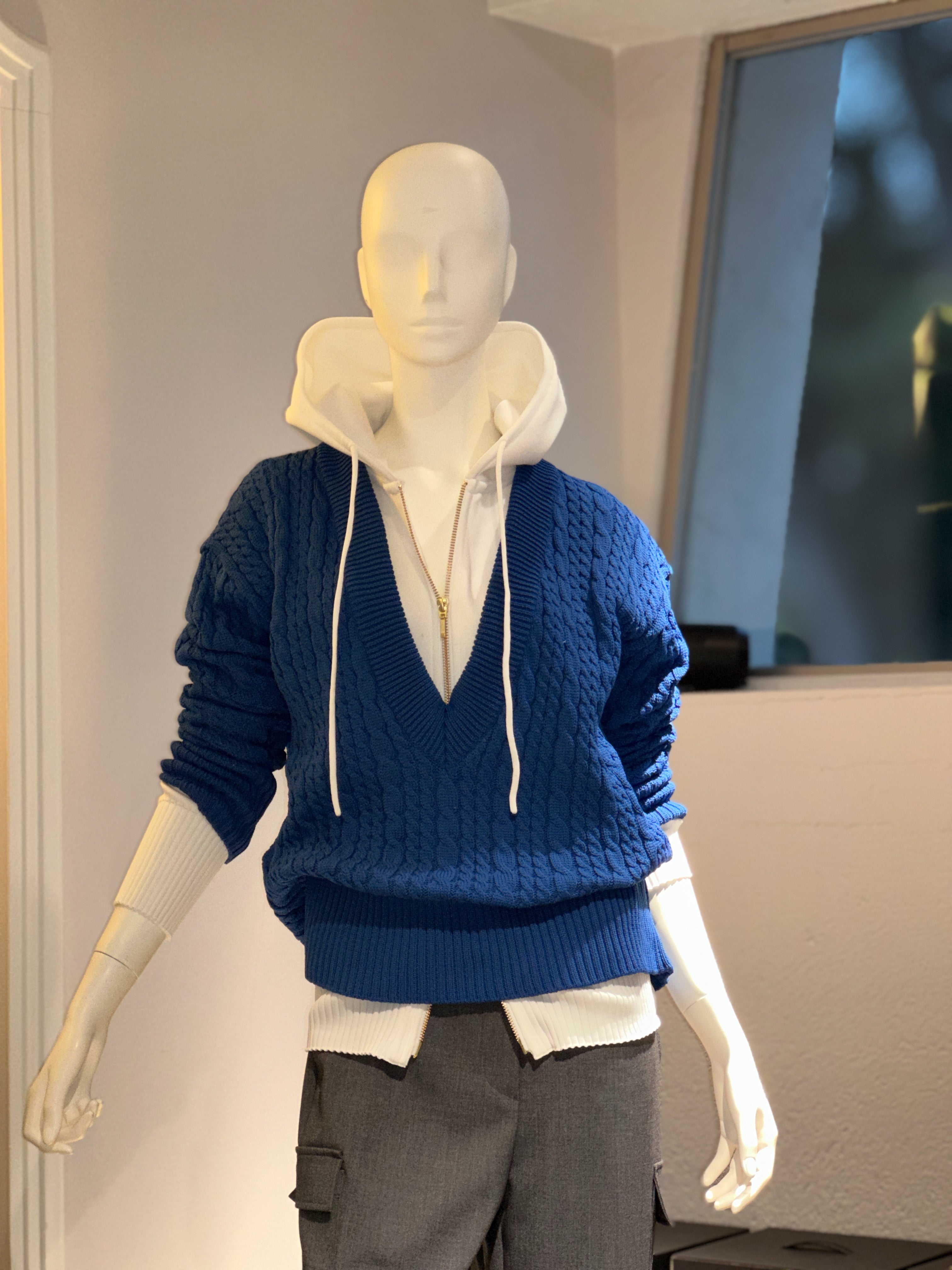 【コーデセット】ケーブルニットVネック(ブルーグリーン)×フィットテックパーカー (ホワイト)×クロップドカーゴパンツ(グレー)