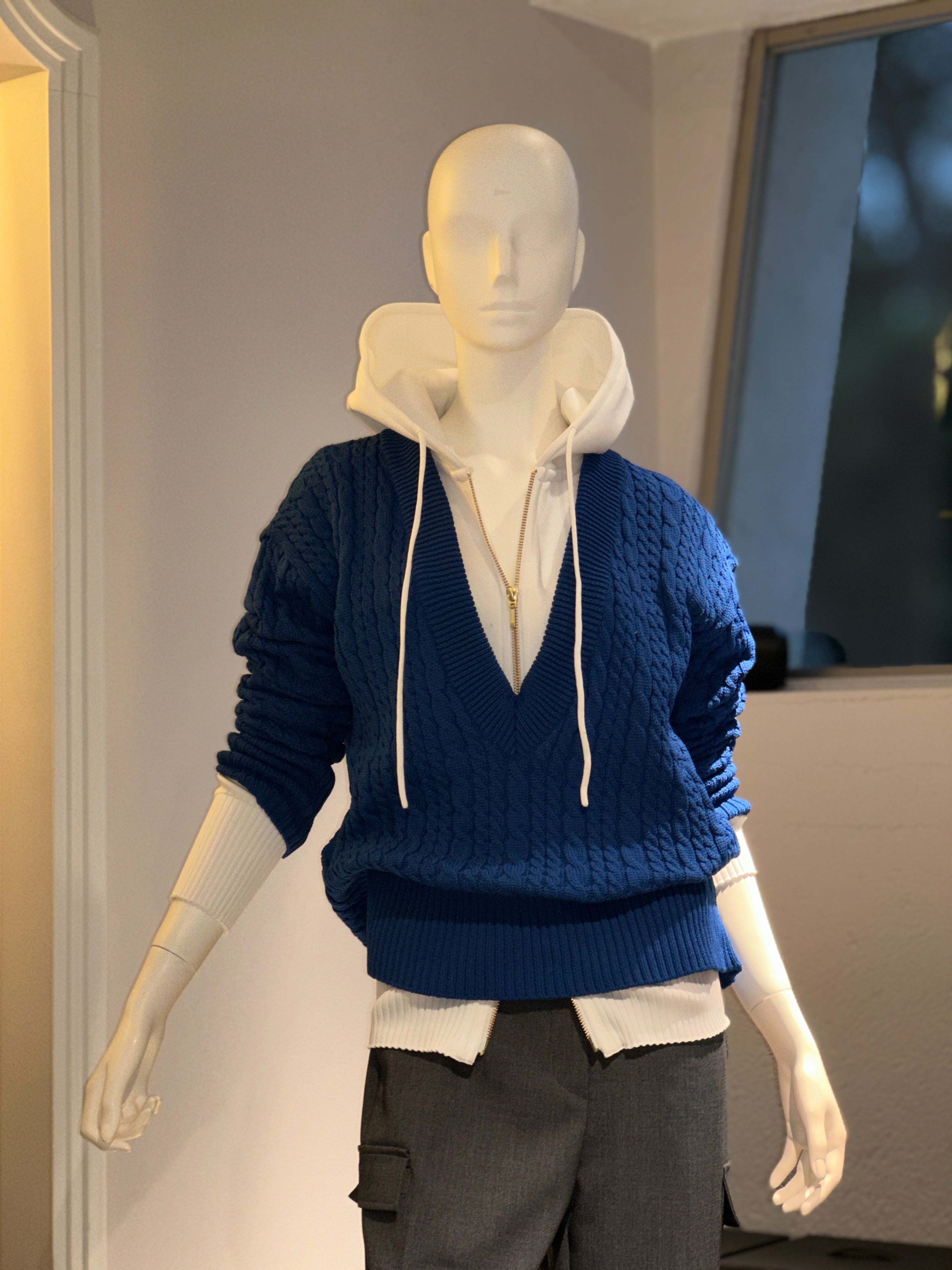 【コーデセット】ケーブルニットVネック(ブルーグリーン)×フィットテックパーカー (ホワイト)×クロップドカーゴパンツ(グレー)