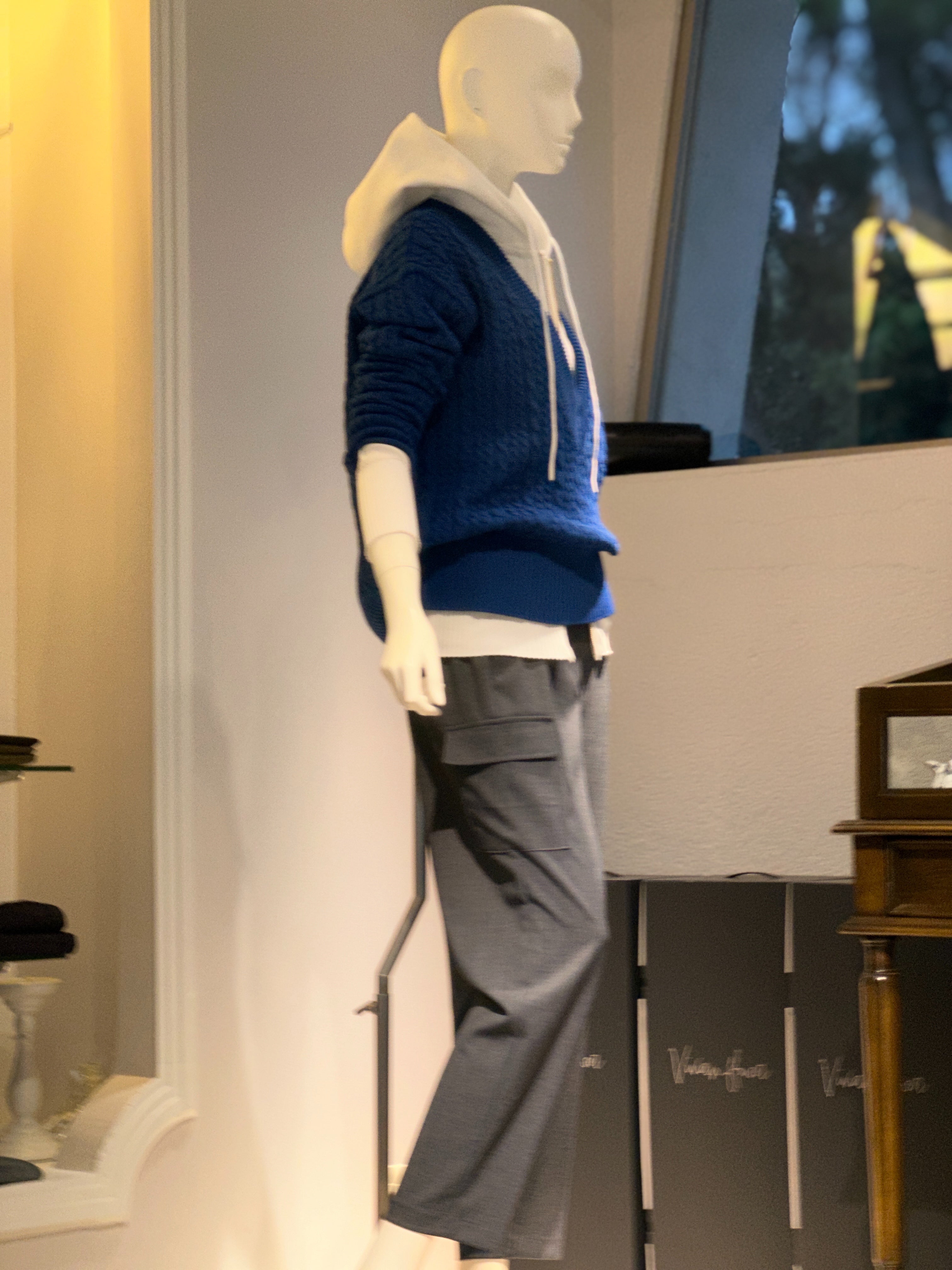 【コーデセット】ケーブルニットVネック(ブルーグリーン)×フィットテックパーカー (ホワイト)×クロップドカーゴパンツ(グレー)