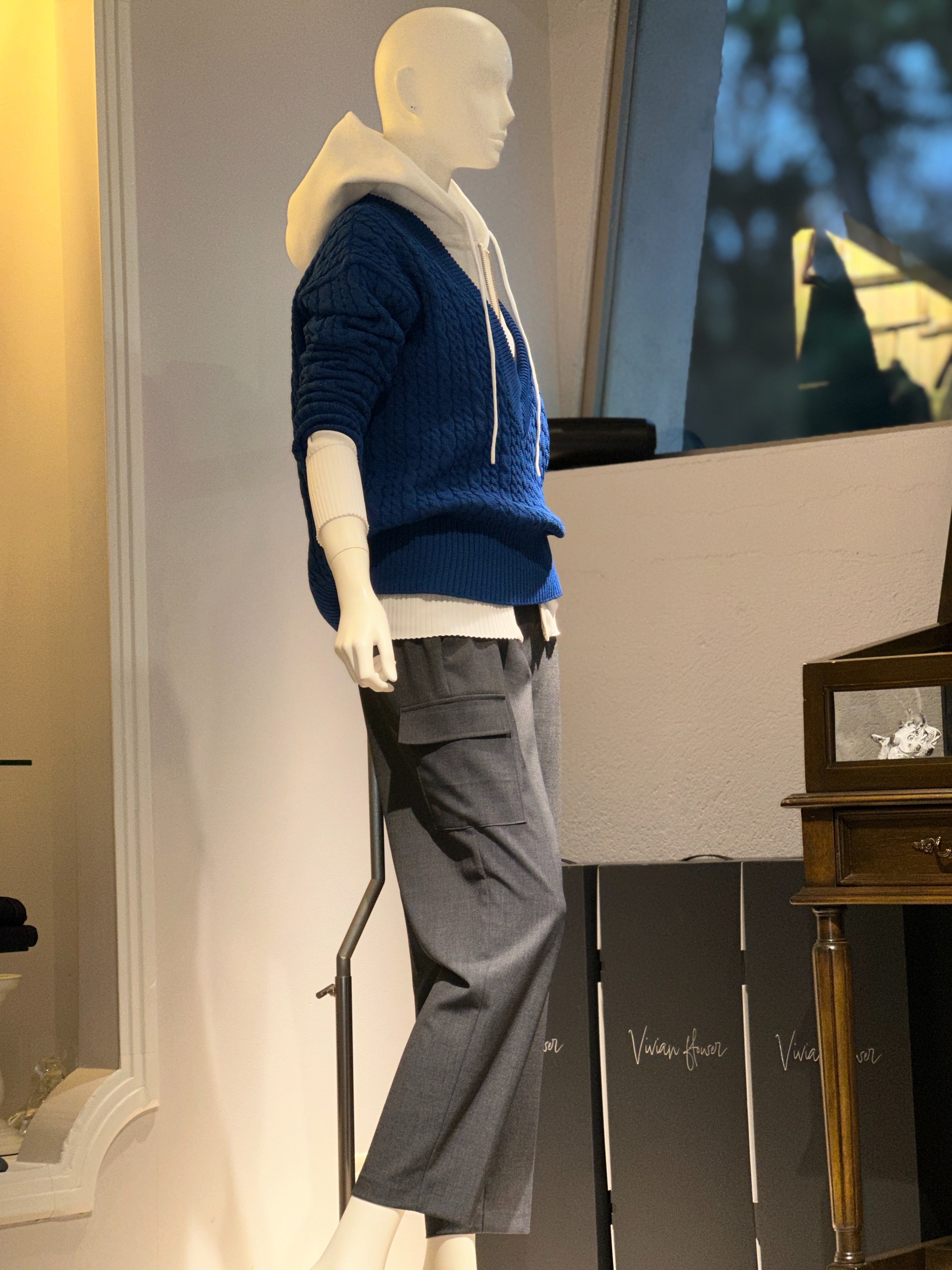 【コーデセット】ケーブルニットVネック(ブルーグリーン)×フィットテックパーカー (ホワイト)×クロップドカーゴパンツ(グレー)
