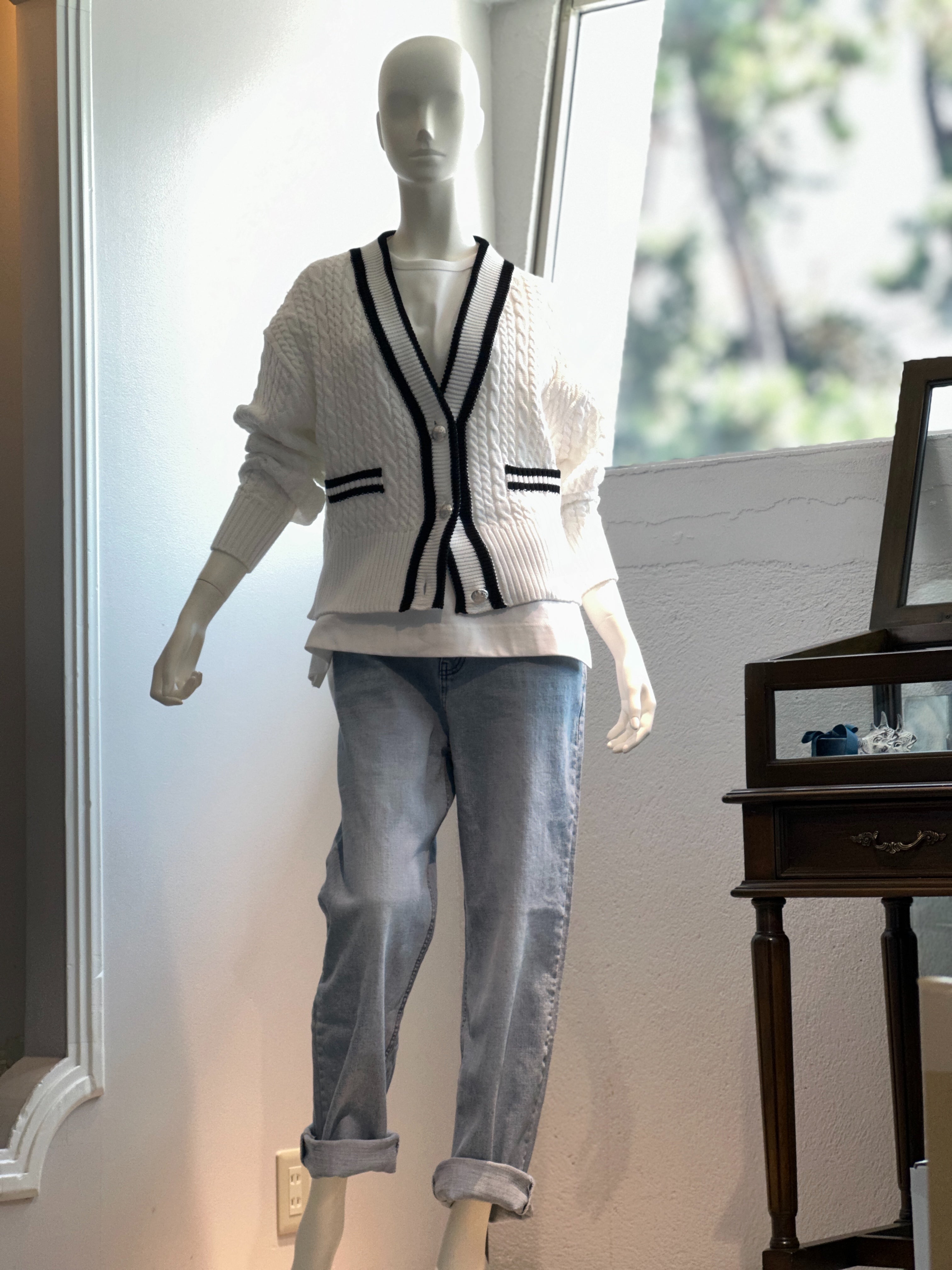 【コーデセット】ケーブルニットカーディガン(オフホワイト×ブラック)×サイドスナップカットソー×タイトストレートデニム(ライトブルー)