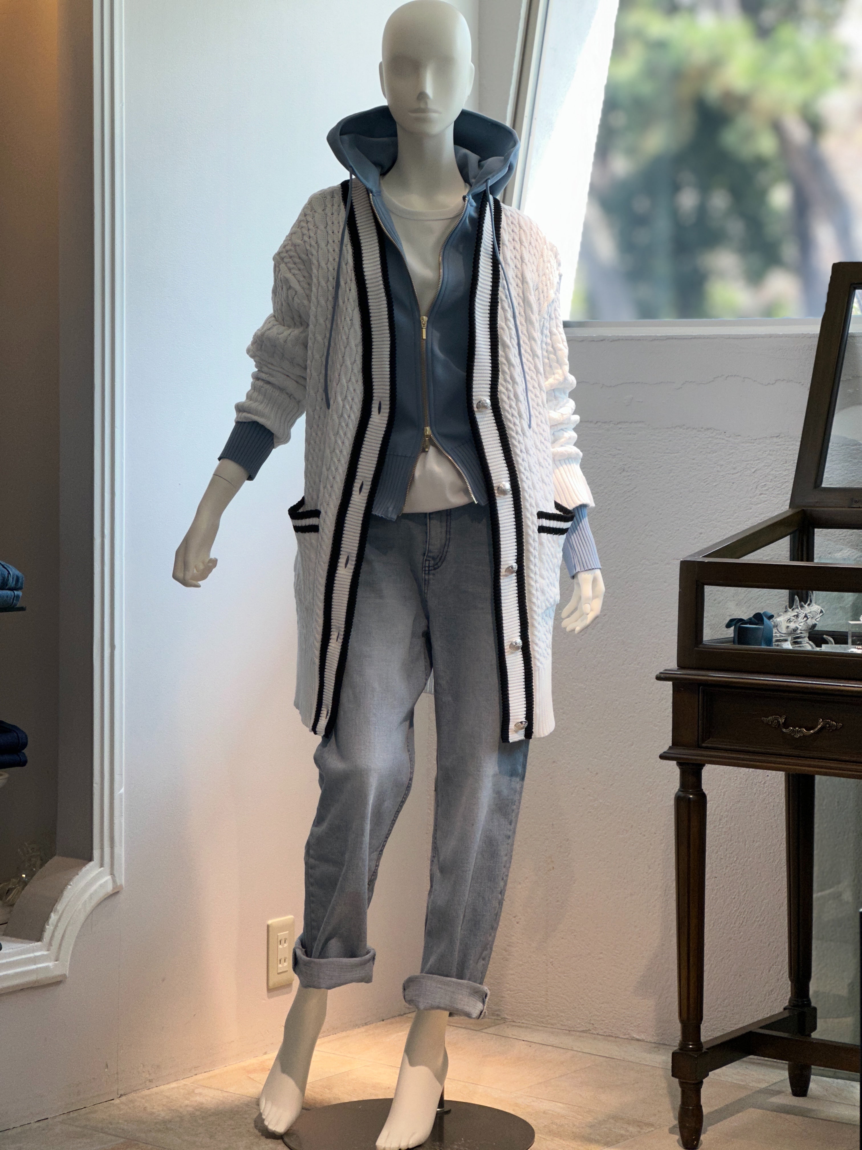 【コーデセット】ケーブルニットカーディガン(オフホワイト×ブラック)×フィットテックパーカー (ブルーグレー)×サイドスナップカットソー×タイトストレートデニム(ライトブルー)