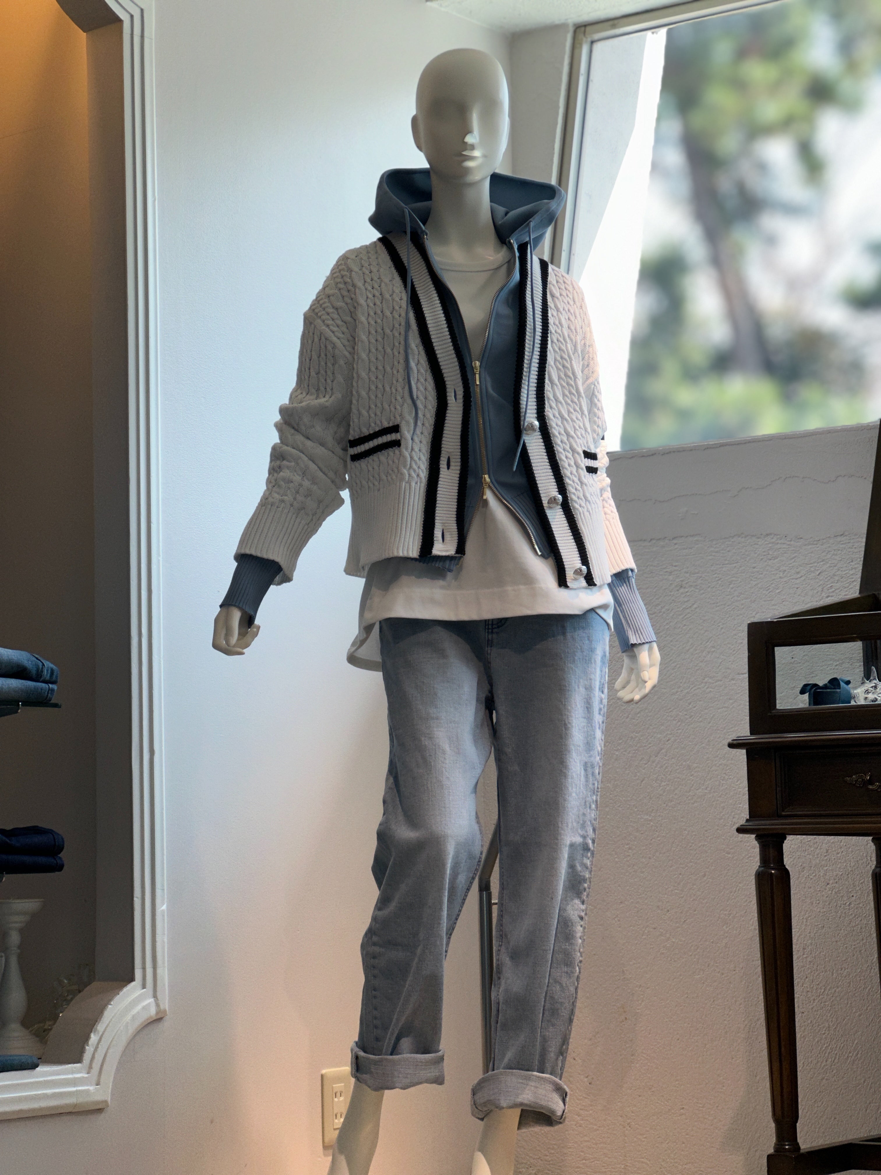 【コーデセット】ケーブルニットカーディガン(オフホワイト×ブラック)×フィットテックパーカー (ブルーグレー)×サイドスナップカットソー×タイトストレートデニム(ライトブルー)