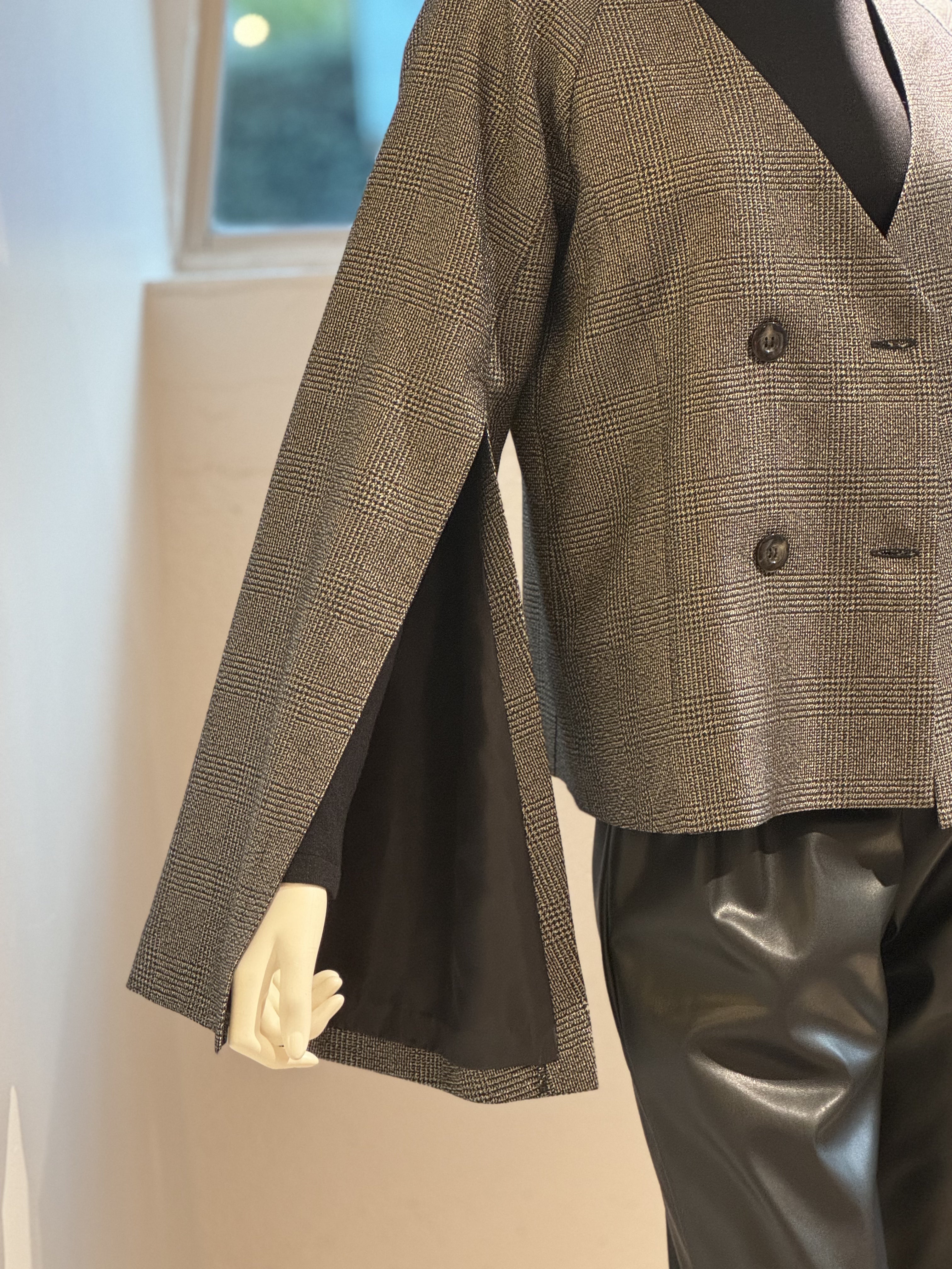 ラメ袖スリットジャケット(ブラックゴールド)