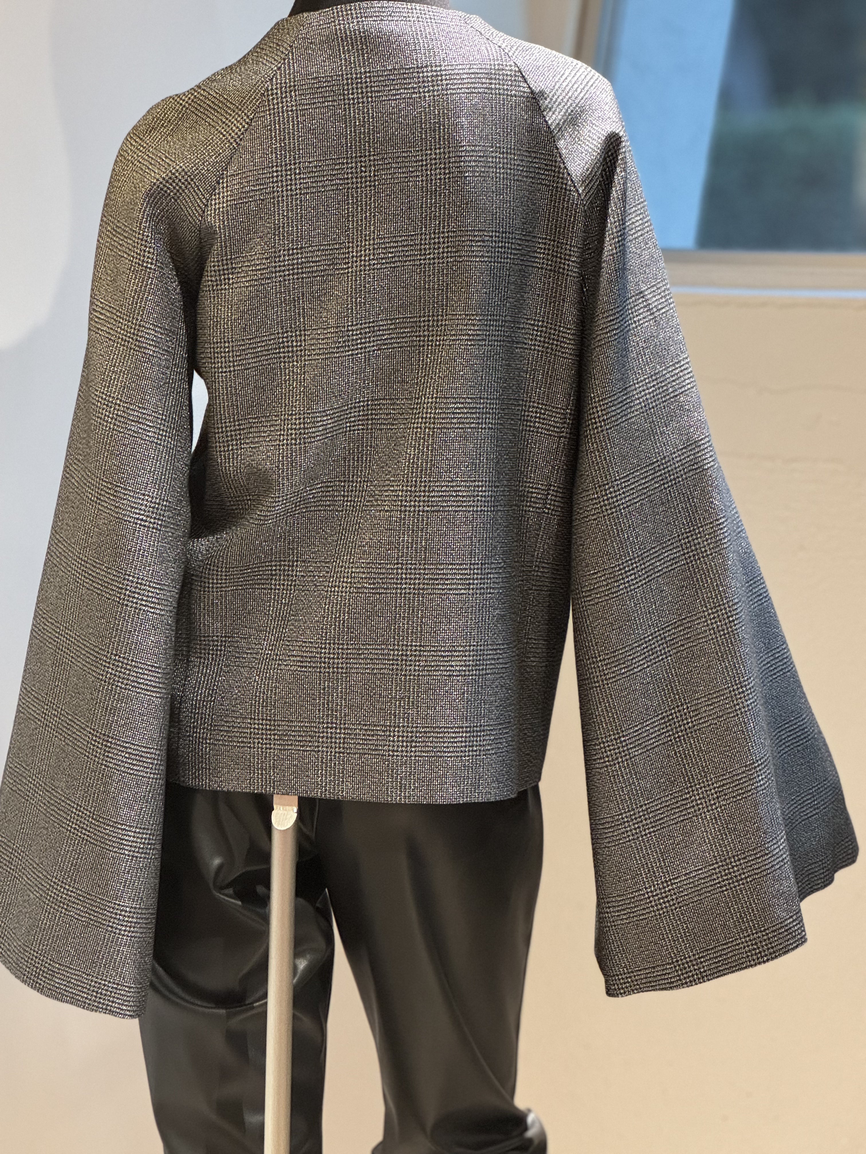 ラメ袖スリットジャケット(ブラックシルバー)