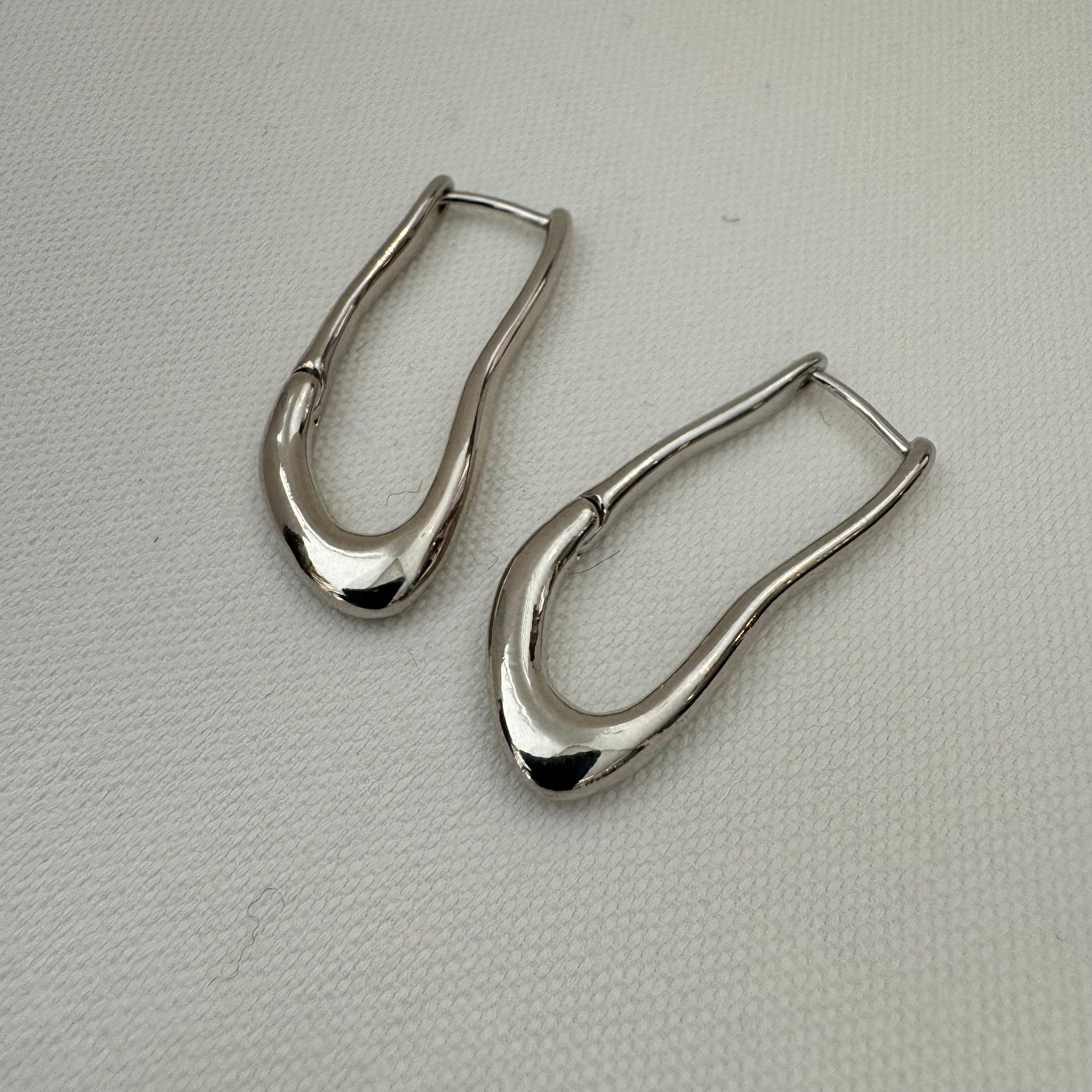 オーバルフープピアス