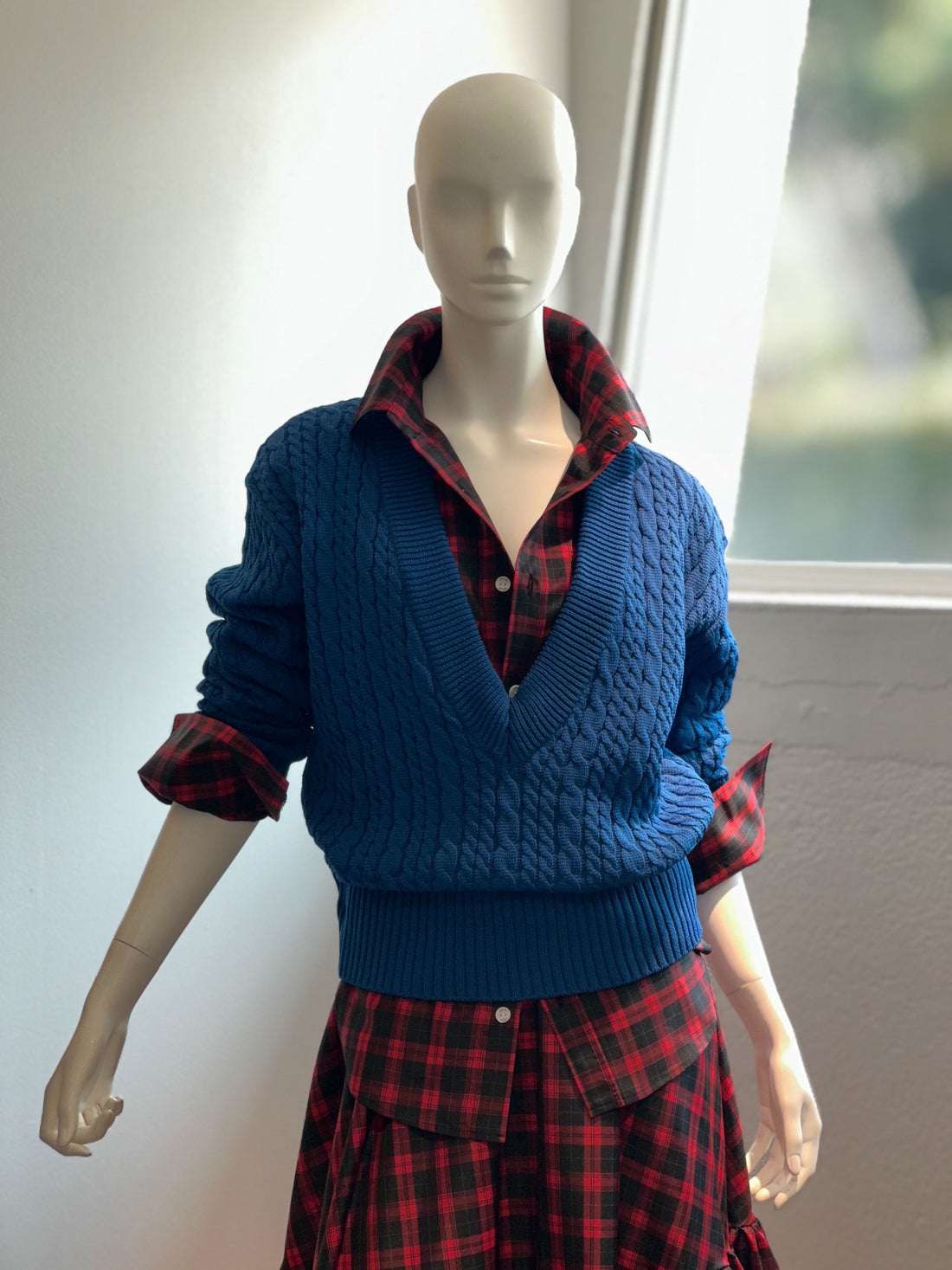 【コーデセット】ケーブルニットVネック(ブルーグリーン)×ラウンドカラーシャツ(レッド×ブラック)×チェックティアードスカート(レッド×ブラック)