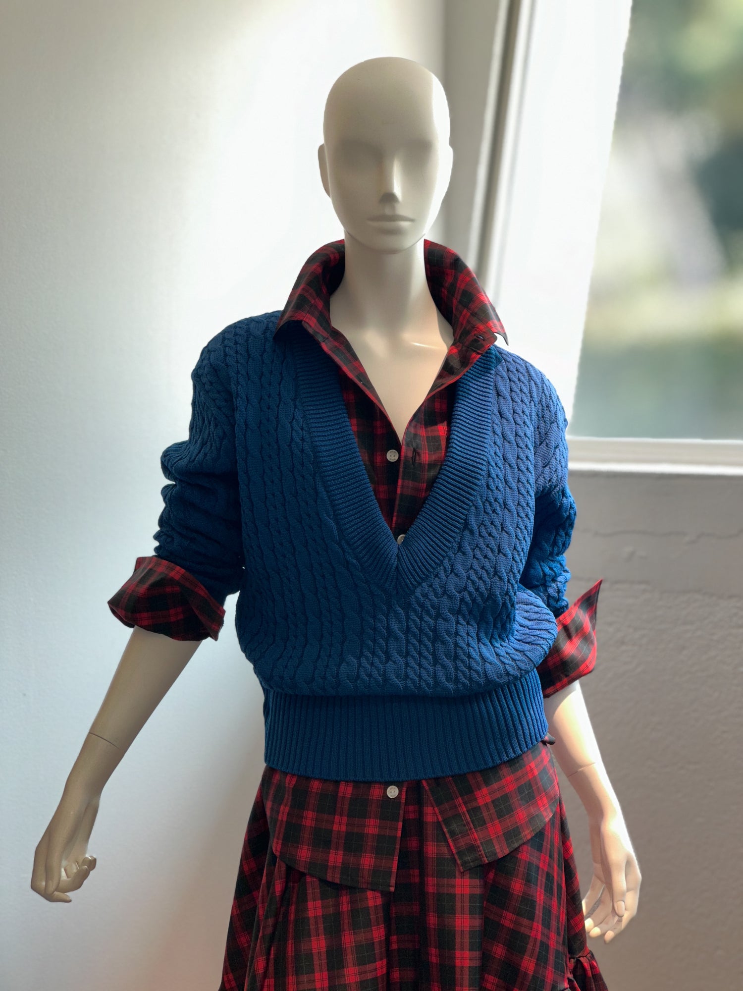【コーデセット】ケーブルニットVネック(ブルーグリーン)×ラウンドカラーシャツ(レッド×ブラック)×チェックティアードスカート(レッド×ブラック)