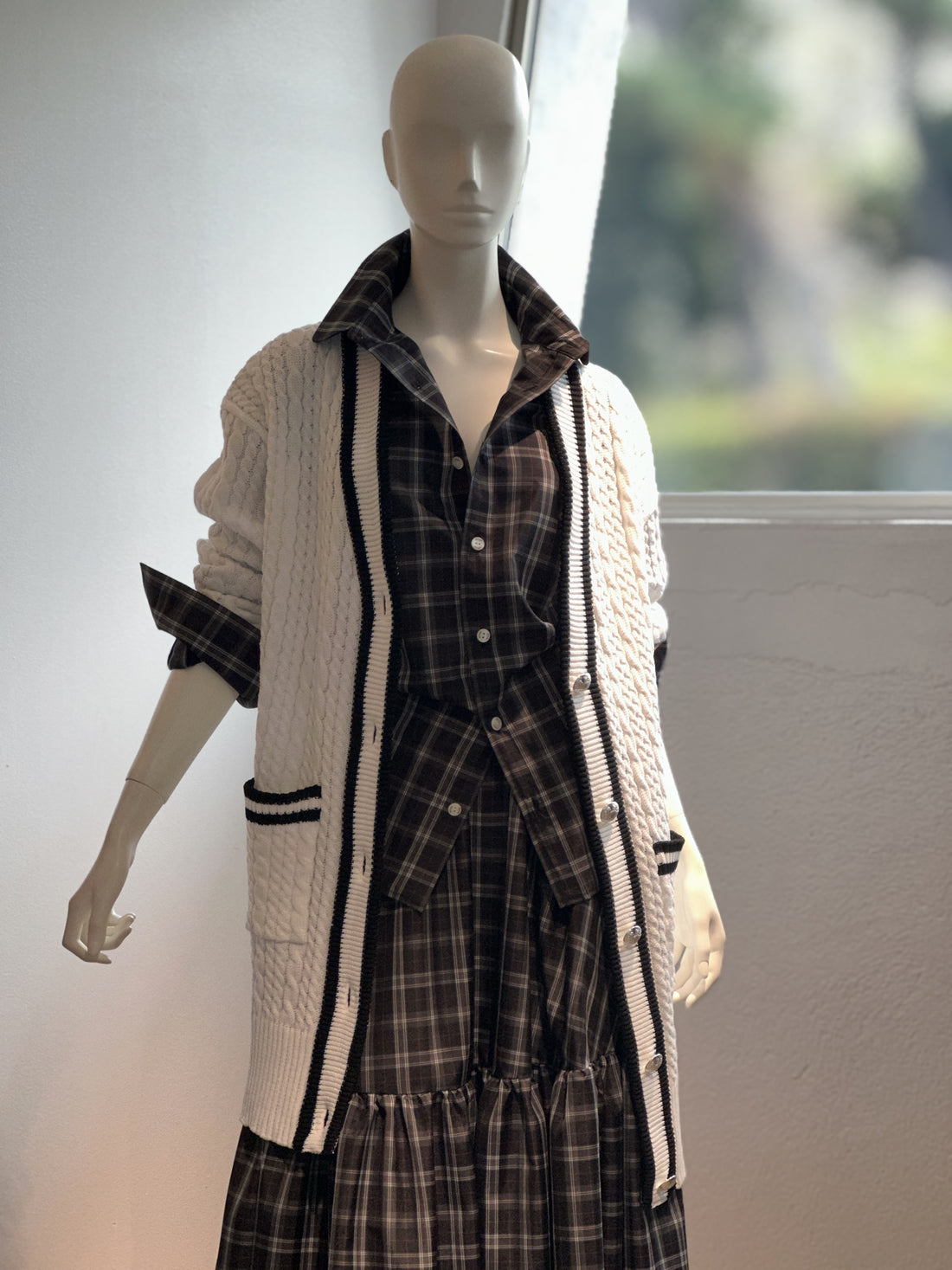 【コーデセット】ロングケーブルニットカーディガン(オフホワイト×ブラック)×ラウンドカラーシャツ(グレー×ネイビー)×チェックティアードスカート(グレー×ネイビー)