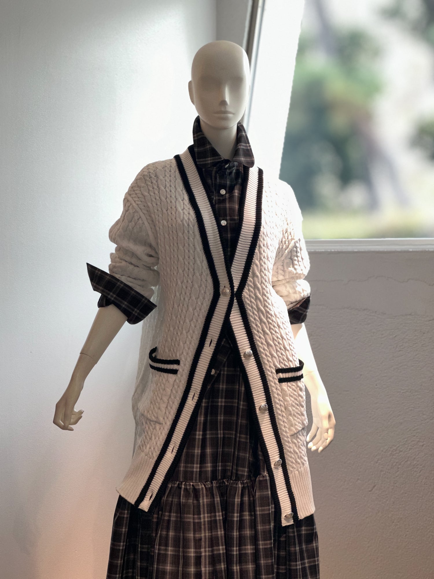 【コーデセット】ロングケーブルニットカーディガン(オフホワイト×ブラック)×ラウンドカラーシャツ(ブラック×グレー)×チェックティアードスカート(ブラック×グレー)