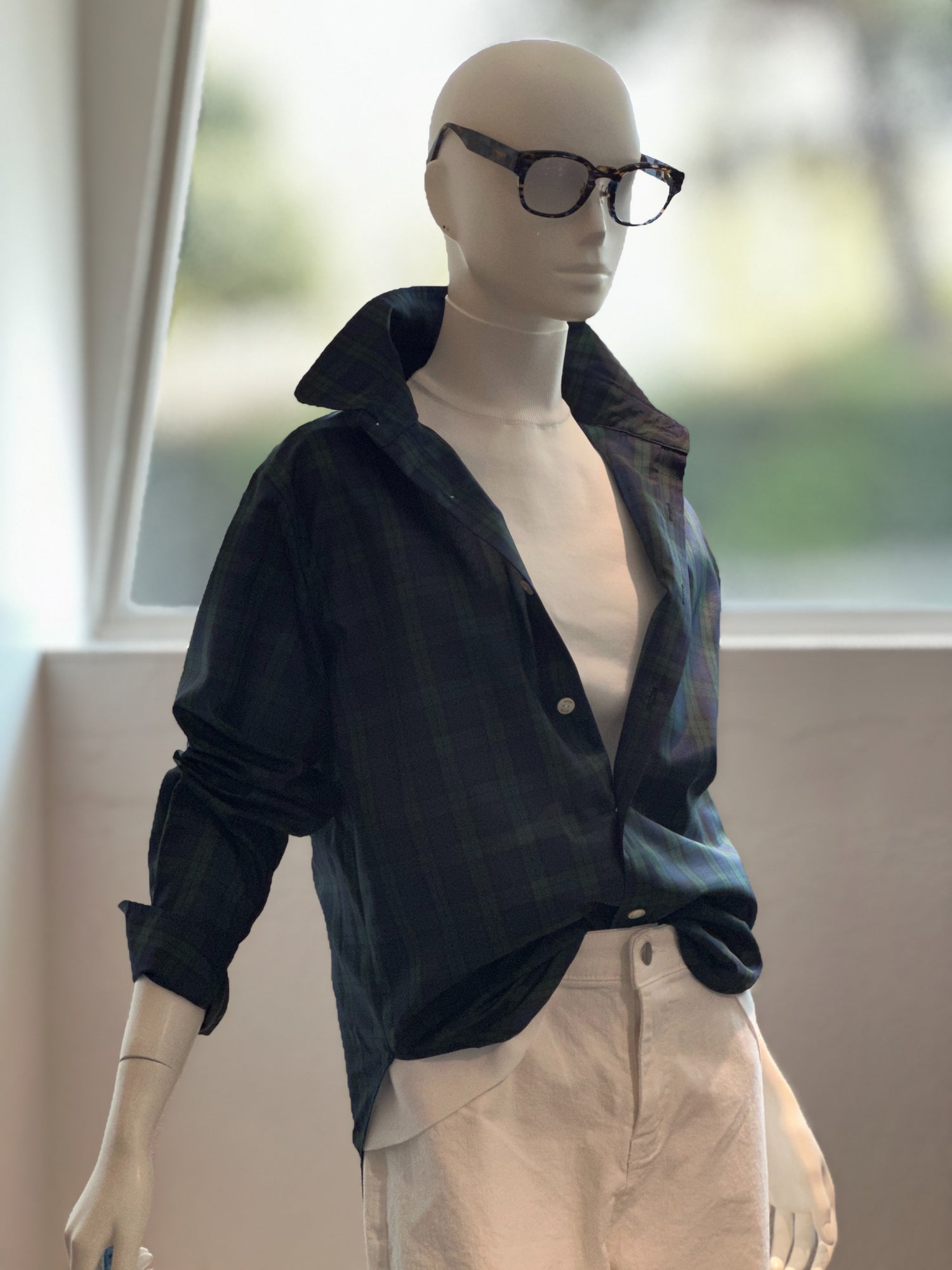 【コーデセット】ラウンドカラーシャツ(グリーン×ネイビー)×ハイネックフレンチAラインニット(ホワイト)×ホワイトデニム