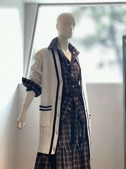 【コーデセット】ロングケーブルニットカーディガン(オフホワイト×ブラック)×ラウンドカラーシャツ(ブラック×グレー)×チェックティアードスカート(ブラック×グレー)