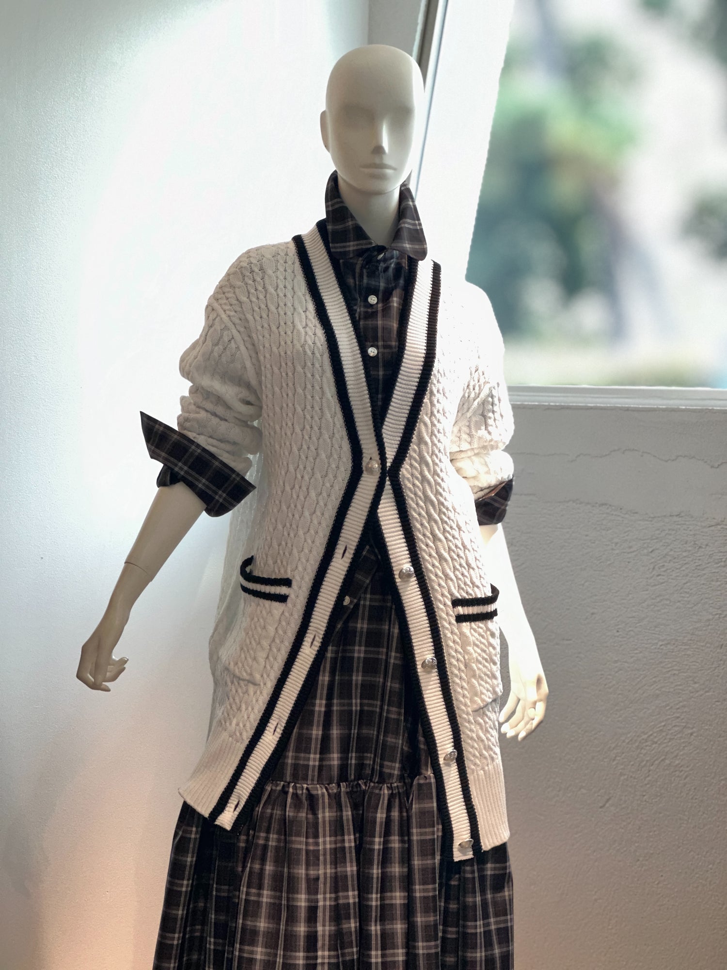 【コーデセット】ロングケーブルニットカーディガン(オフホワイト×ブラック)×ラウンドカラーシャツ(ブラック×グレー)×チェックティアードスカート(ブラック×グレー)