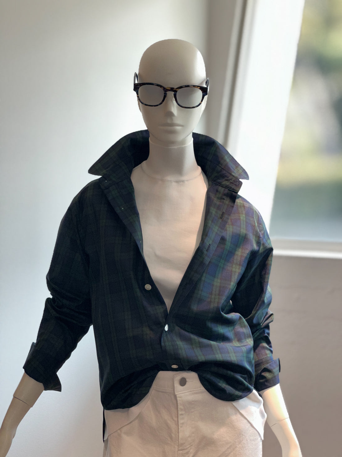 【コーデセット】ラウンドカラーシャツ(グリーン×ネイビー)×ハイネックフレンチAラインニット(ホワイト)×ホワイトデニム