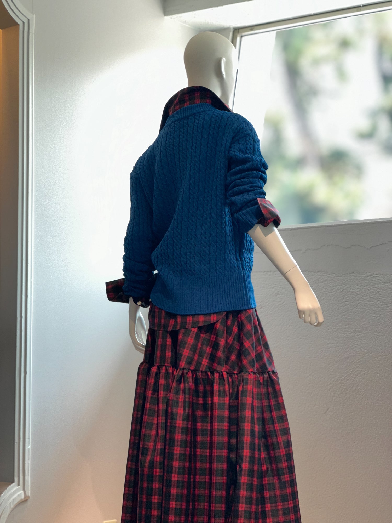 【コーデセット】ケーブルニットVネック(ブルーグリーン)×ラウンドカラーシャツ(レッド×ブラック)×チェックティアードスカート(レッド×ブラック)