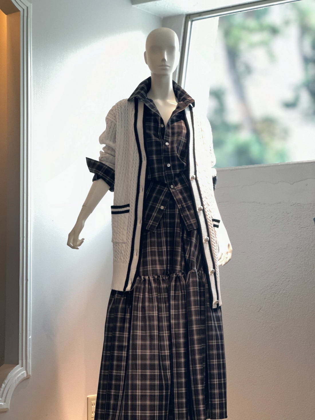 【コーデセット】ロングケーブルニットカーディガン(オフホワイト×ブラック)×ラウンドカラーシャツ(グレー×ネイビー)×チェックティアードスカート(グレー×ネイビー)
