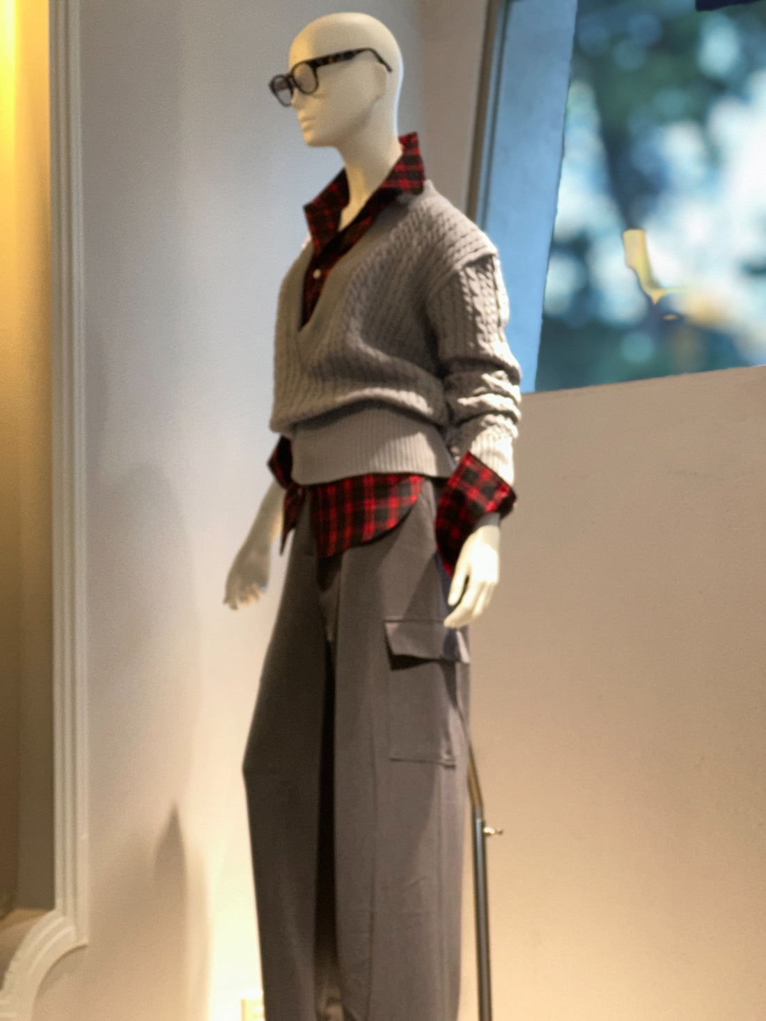 【コーデセット】ケーブルニットVネック(ライトグレー) ×ラウンドカラーシャツ(レッド×ブラック)×ワイドカーゴパンツ(グレー)