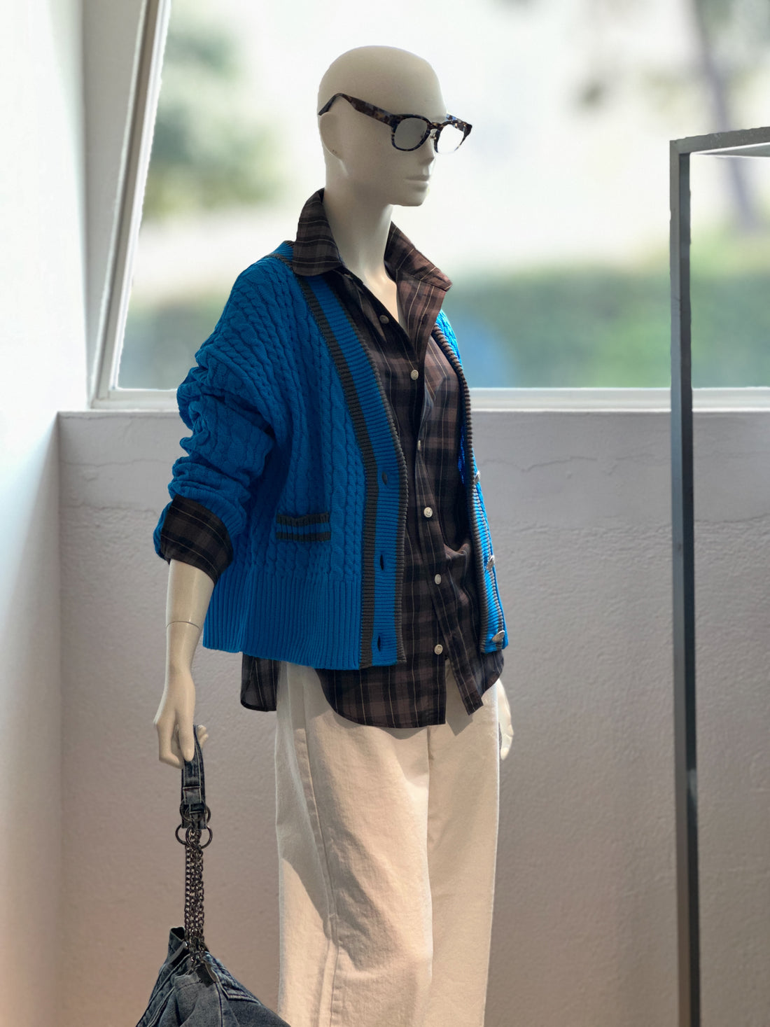 【コーデセット】ショートケーブルニットカーディガン(スカイブルー×グレー)×ラウンドカラーシャツ(ブラック×グレー)×ホワイトデニム