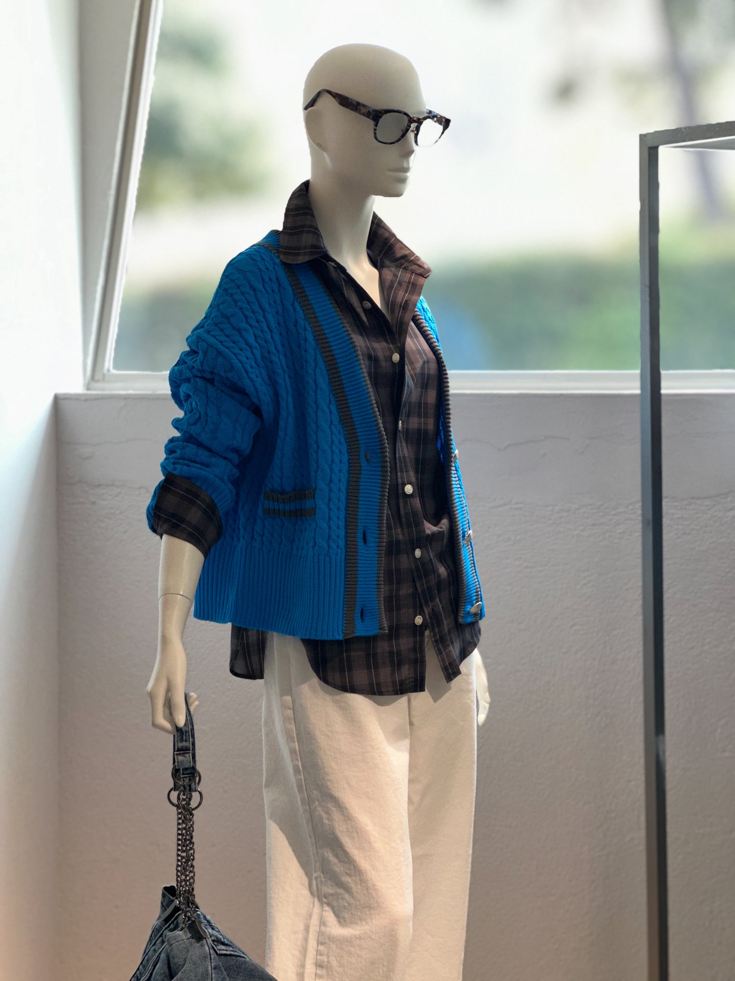 【コーデセット】ショートケーブルニットカーディガン(スカイブルー×グレー)×ラウンドカラーシャツ(ブラック×グレー)×ホワイトデニム