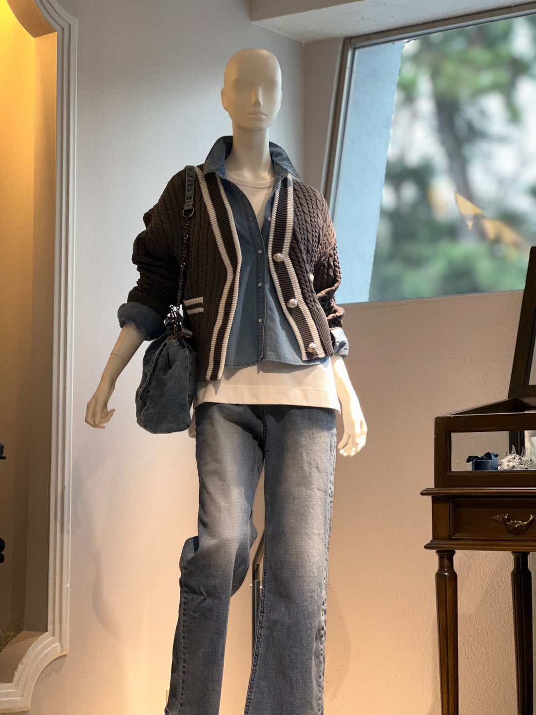 【コーデセット】ケーブルニットカーディガン(グレー×ホワイト)×ショートダンガリーシャツ(ライト)×サイドスナップカットソー×タイトストレートデニム(ライトブルー)