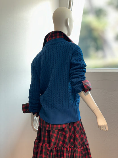 【コーデセット】ケーブルニットVネック(ブルーグリーン)×ラウンドカラーシャツ(レッド×ブラック)×チェックティアードスカート(レッド×ブラック)