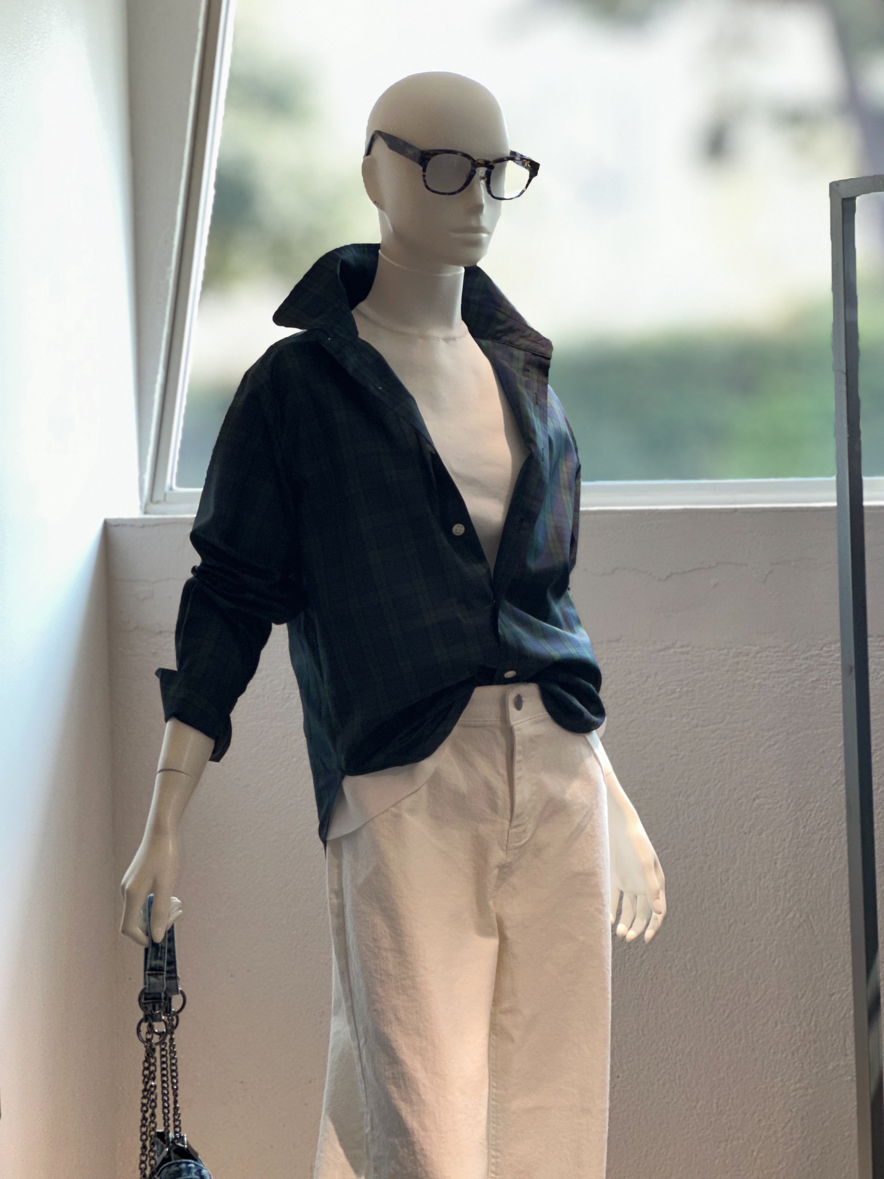 【コーデセット】ラウンドカラーシャツ(グリーン×ネイビー)×ハイネックフレンチAラインニット(ホワイト)×ホワイトデニム