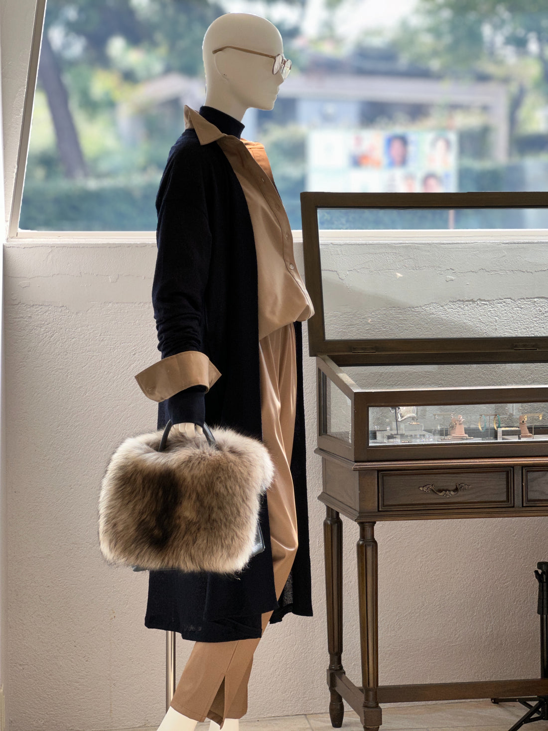 【コーデセット】ニットカットリヴハイネック×ニットカットロングカーディガン×プレーンシャツ×フェイクレザースリットジョガーパンツ