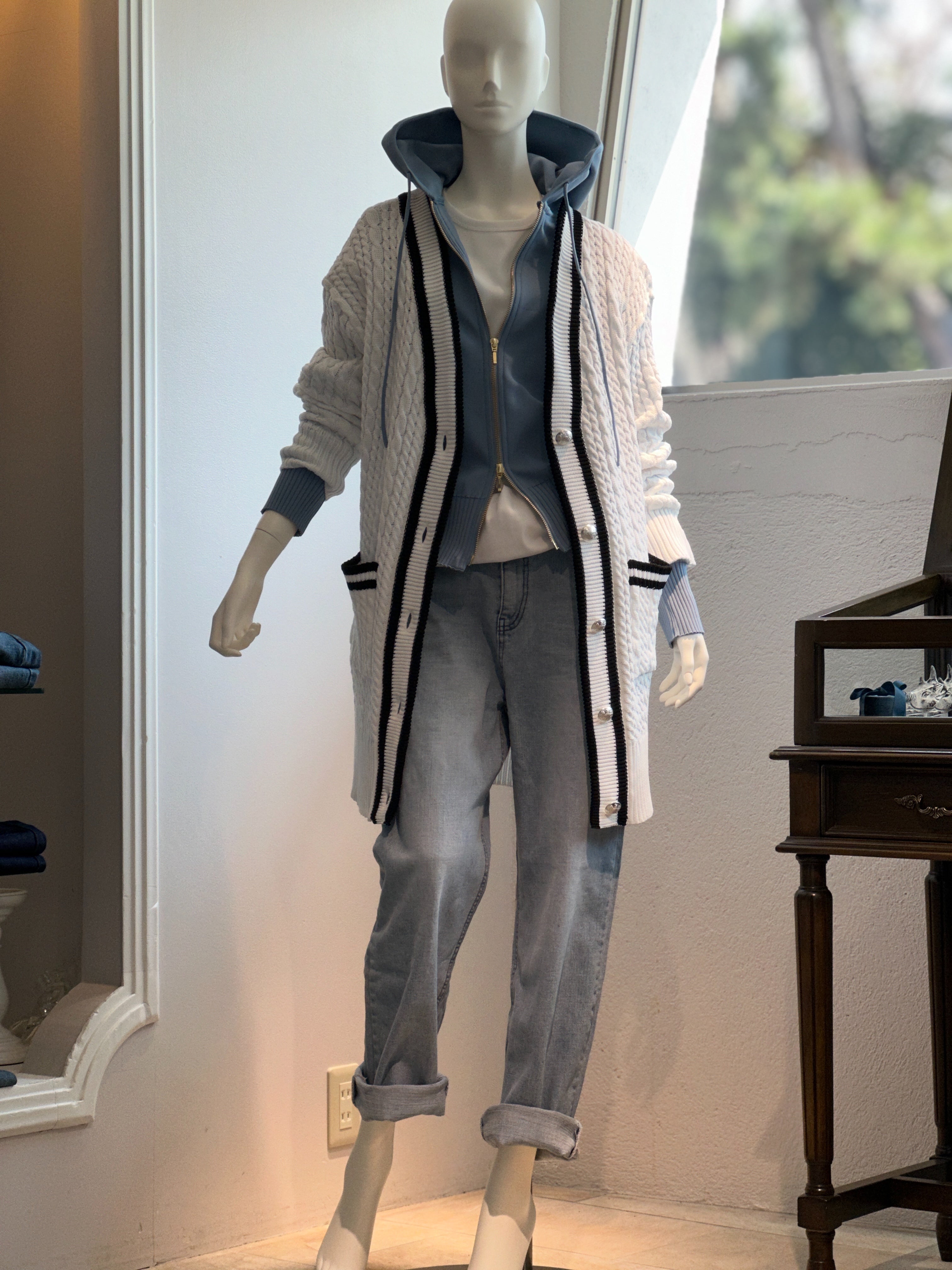 【コーデセット】ケーブルニットカーディガン(オフホワイト×ブラック)×フィットテックパーカー (ブルーグレー)×サイドスナップカットソー×タイトストレートデニム(ライトブルー)