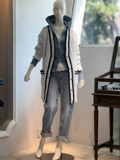 【コーデセット】ケーブルニットカーディガン(オフホワイト×ブラック)×フィットテックパーカー (ブルーグレー)×サイドスナップカットソー×タイトストレートデニム(ライトブルー)