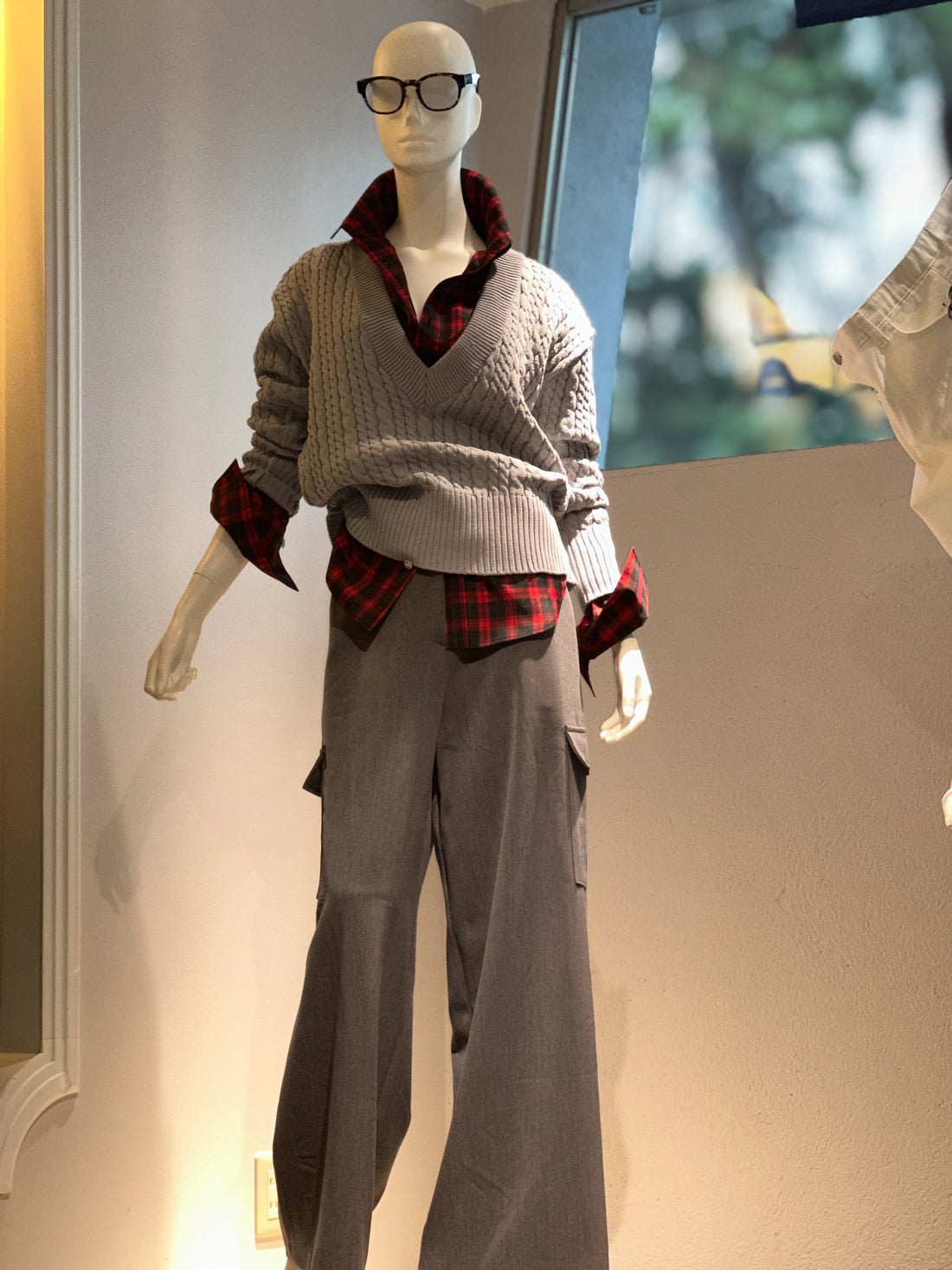 【コーデセット】ケーブルニットVネック(ライトグレー) ×ラウンドカラーシャツ(レッド×ブラック)×ワイドカーゴパンツ(グレー)