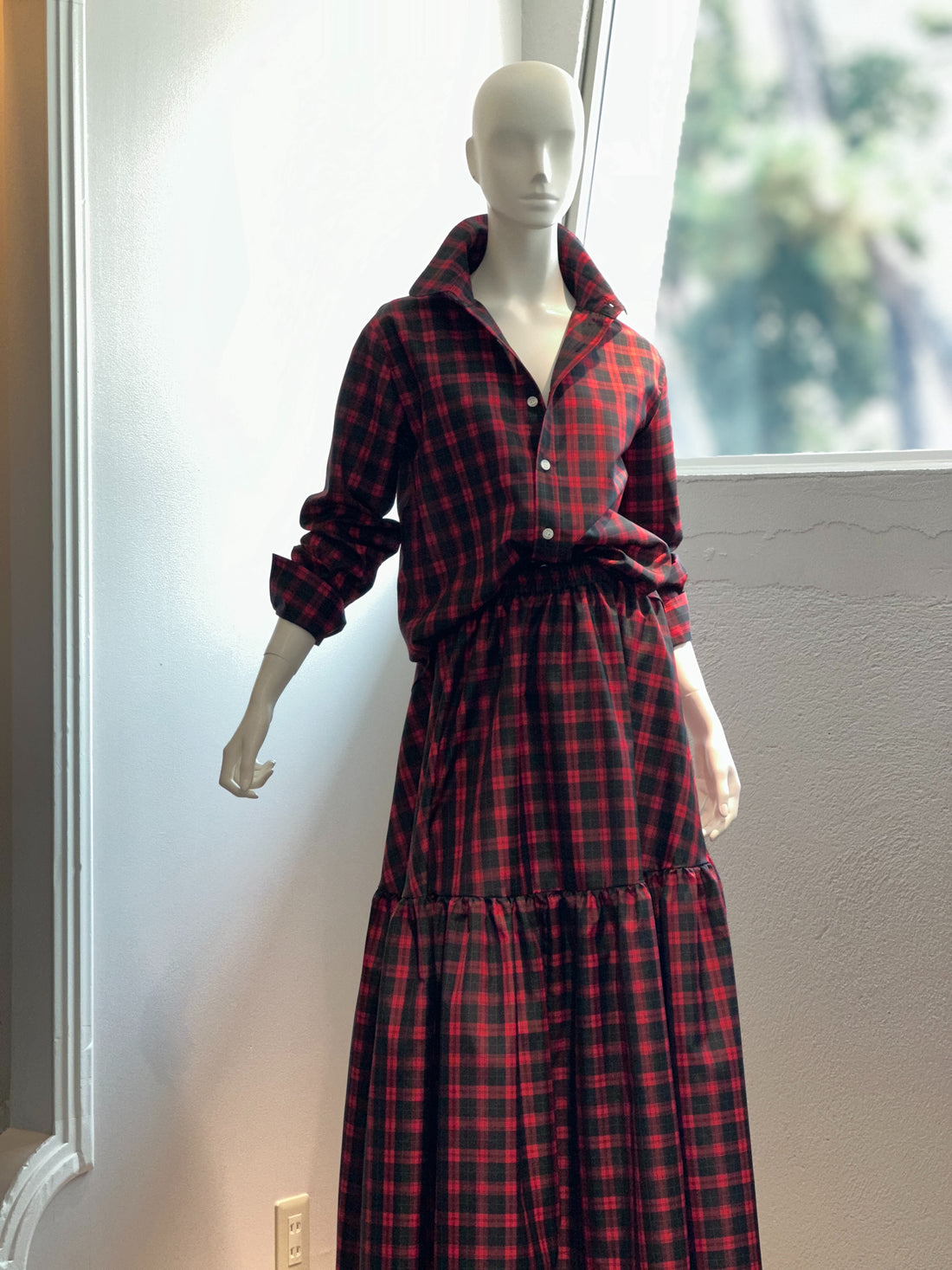 【コーデセット】ラウンドカラーシャツ(レッド×ブラック)×チェックティアードスカート(レッド×ブラック)