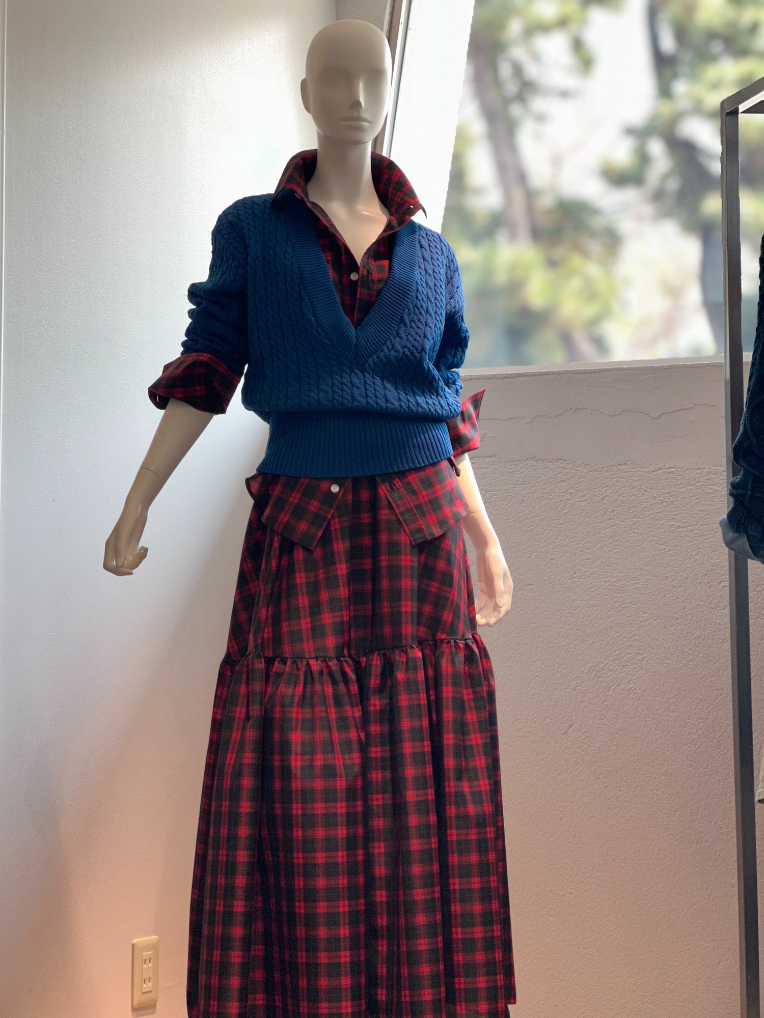 【コーデセット】ケーブルニットVネック(ブルーグリーン)×ラウンドカラーシャツ(レッド×ブラック)×チェックティアードスカート(レッド×ブラック)