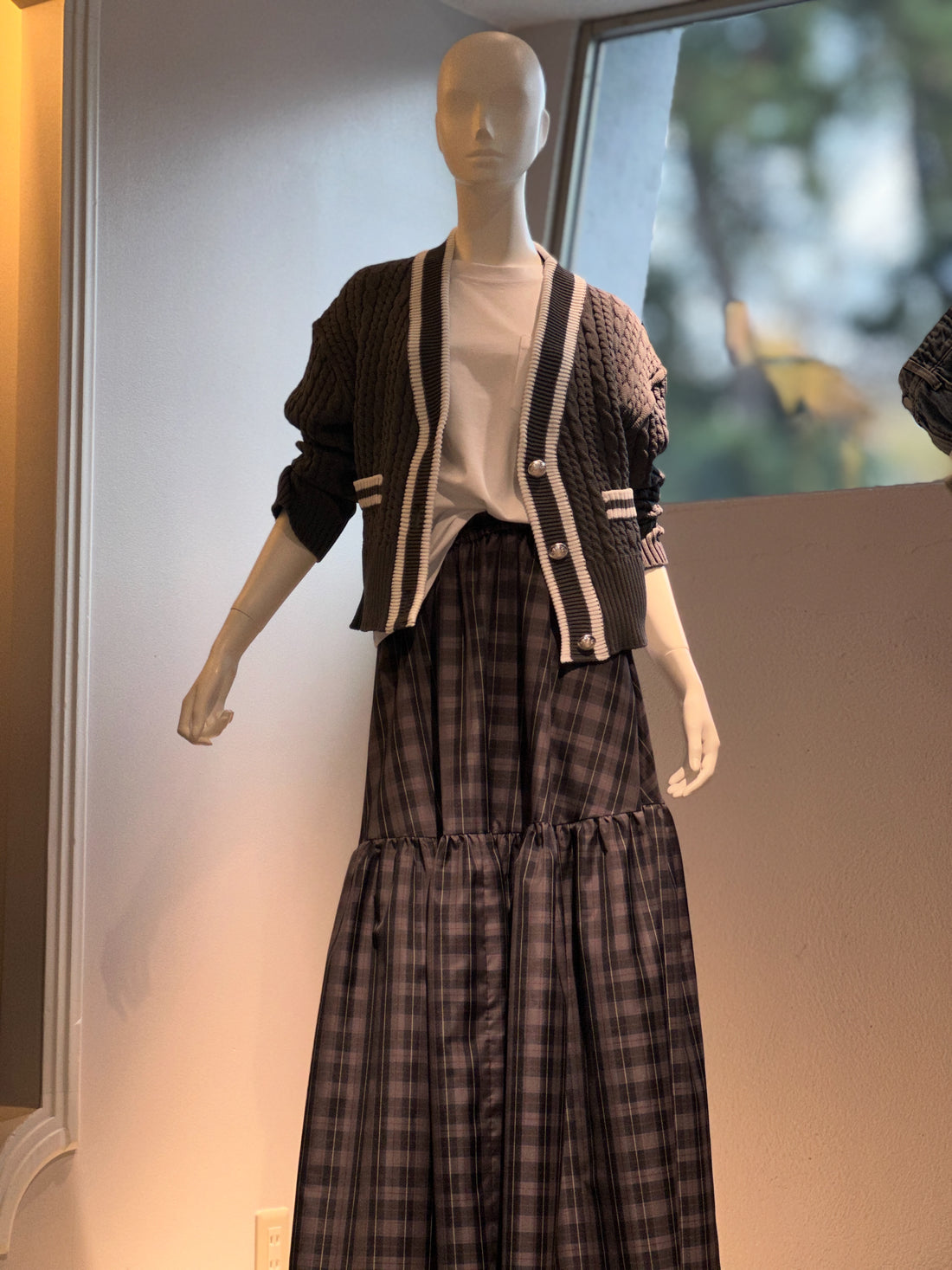 【コーデセット】ショートケーブルニットカーディガン(グレー×ホワイト)×サイドスナップカットソー×チェックティアードスカート(ブラック×グレー)