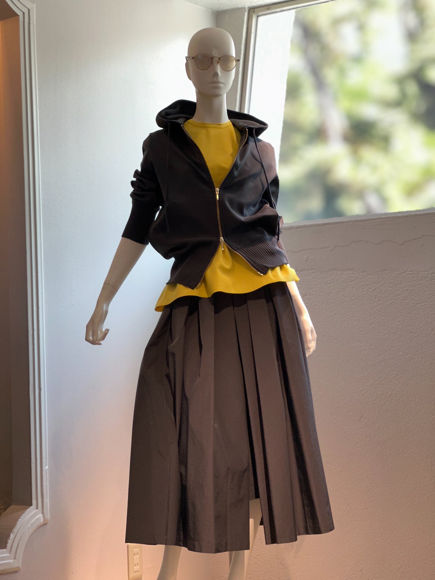 【コーデセット】フィットテックパーカー (グレー)×クルーネックAラインニット(イエロー)×ボックスフレアスカート(グレー)