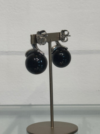 ブラックオーブピアス（オニキス）
