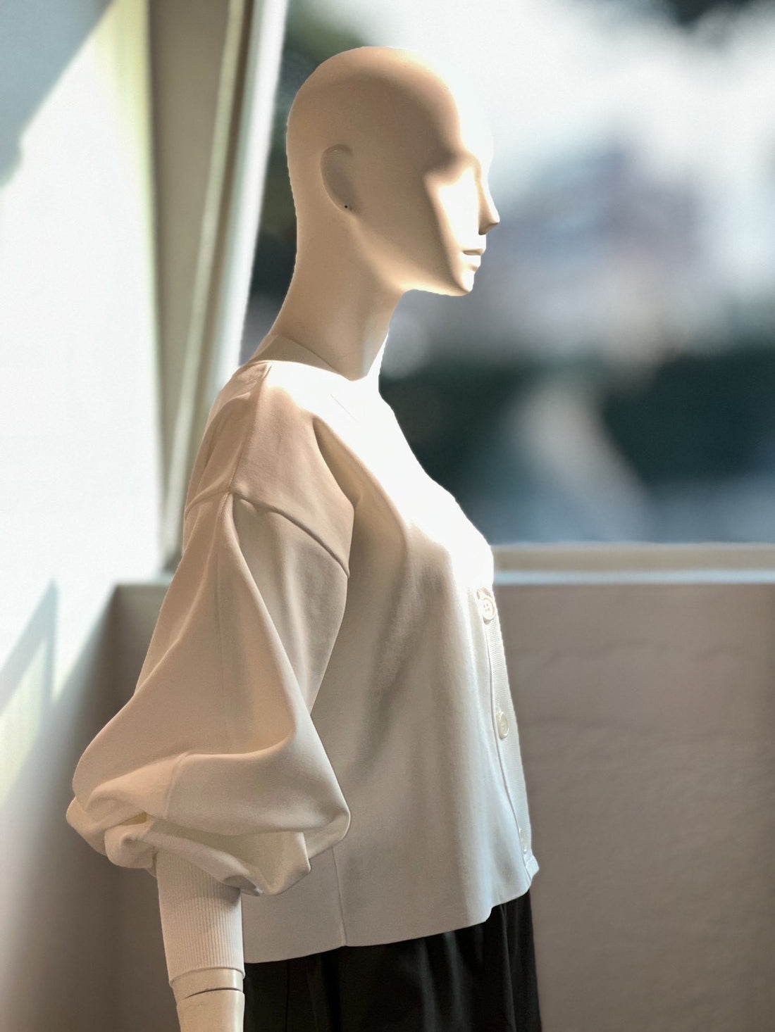 フィットテックショートＶネックカーディガン（WHITE）