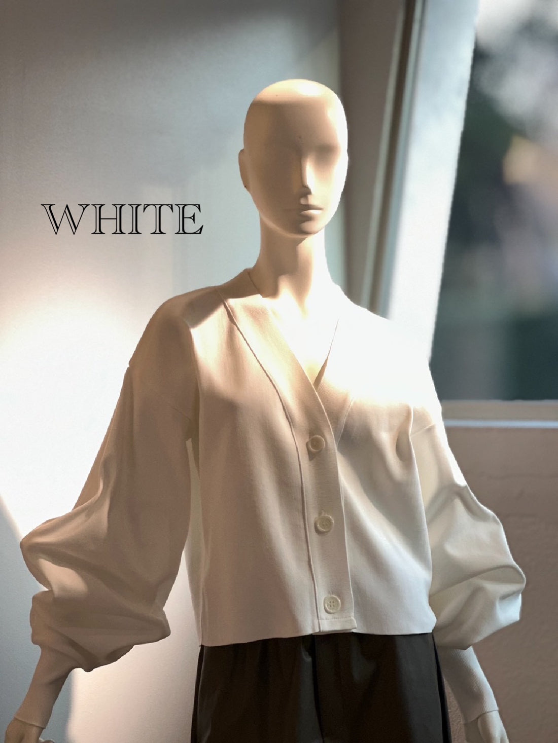 フィットテックショートＶネックカーディガン（WHITE）