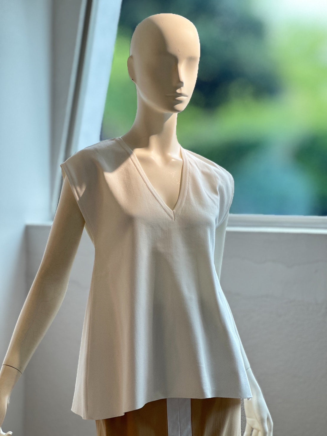 フィットテック Aラインノースリーブ Vネック(WHITE)