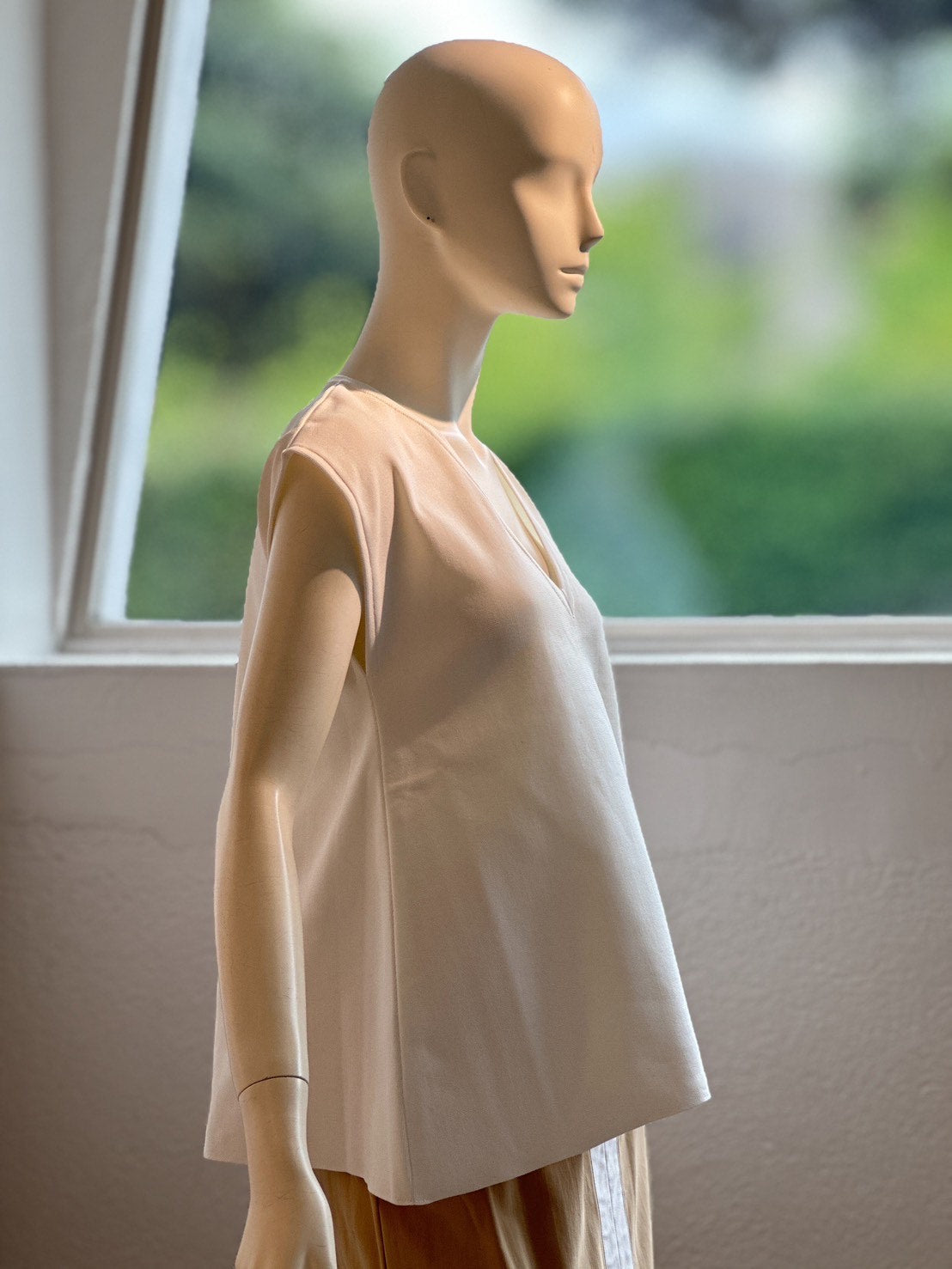 フィットテック Aラインノースリーブ Vネック(WHITE)