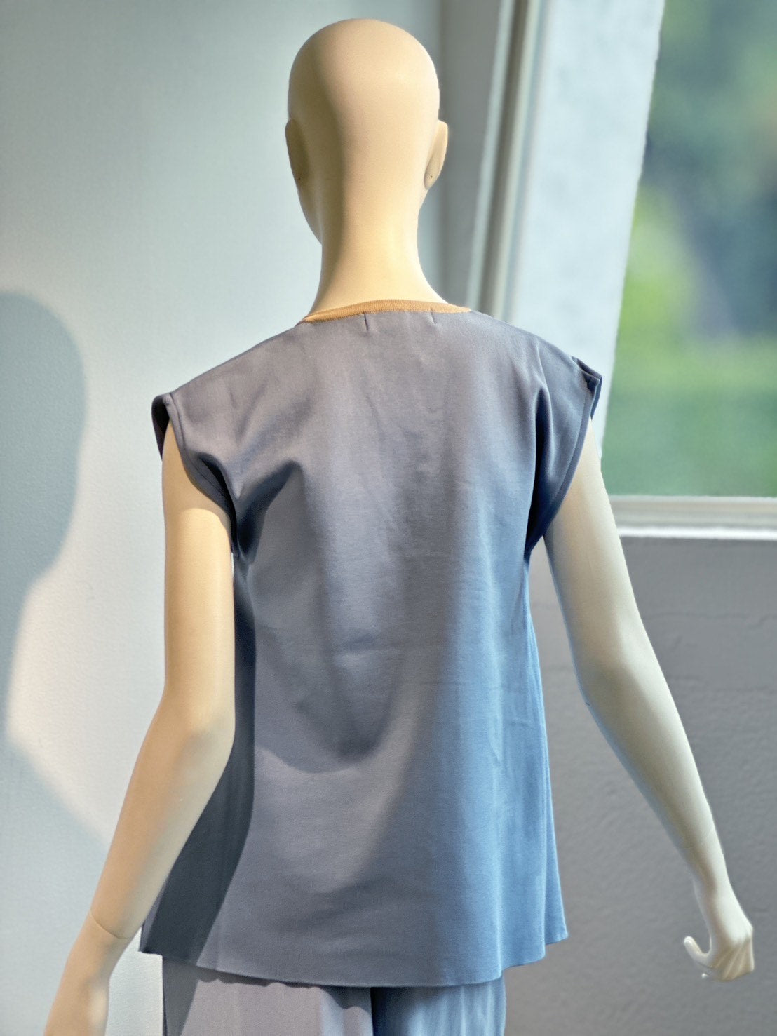フィットテック Aラインノースリーブ Vネック(BLUEGRAY×BEIGE)