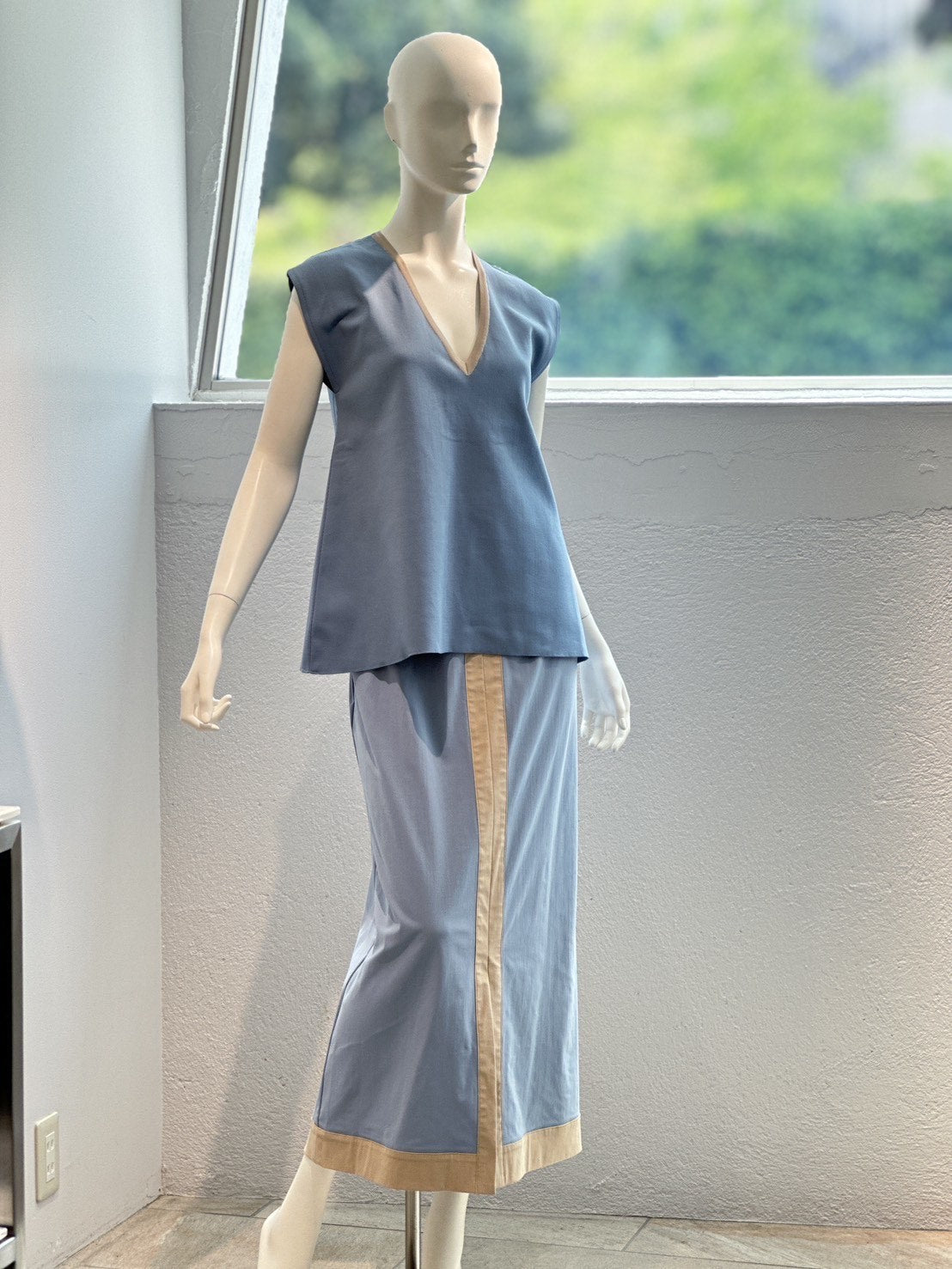 フィットテック Aラインノースリーブ Vネック(BLUEGRAY×BEIGE)